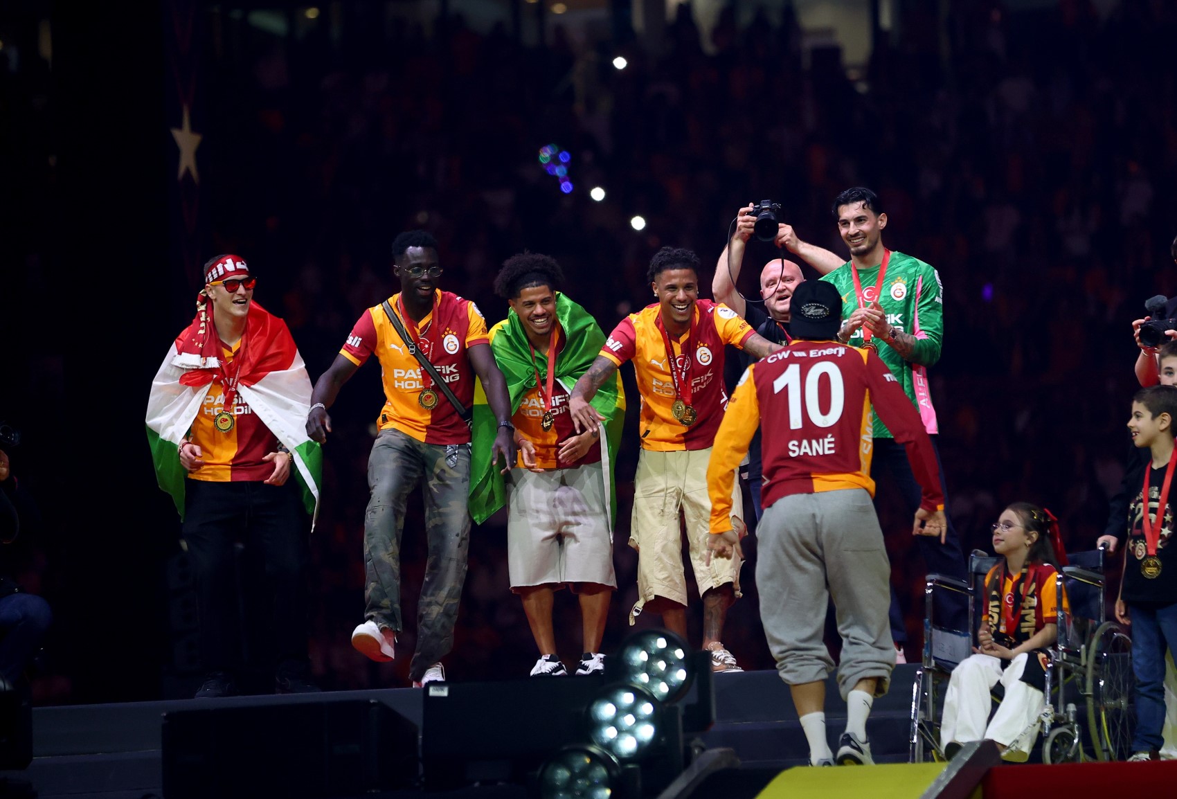 Şampiyon Galatasaray kupasını aldı: Kupa ve madalyaları Dursun Özbek verdi