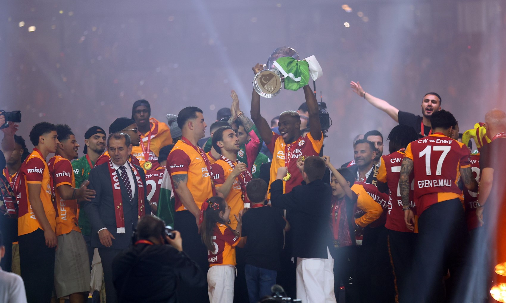 Şampiyon Galatasaray kupasını aldı: Kupa ve madalyaları Dursun Özbek verdi