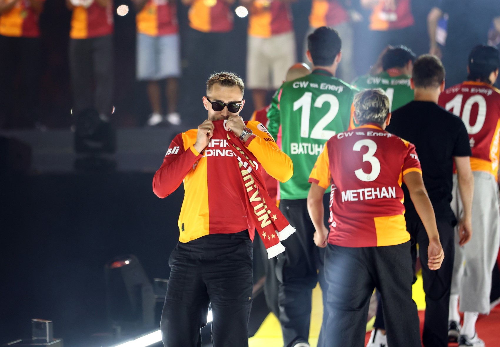 Şampiyon Galatasaray kupasını aldı: Kupa ve madalyaları Dursun Özbek verdi