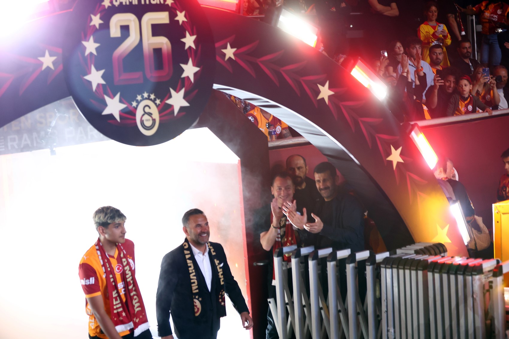 Şampiyon Galatasaray kupasını aldı: Kupa ve madalyaları Dursun Özbek verdi