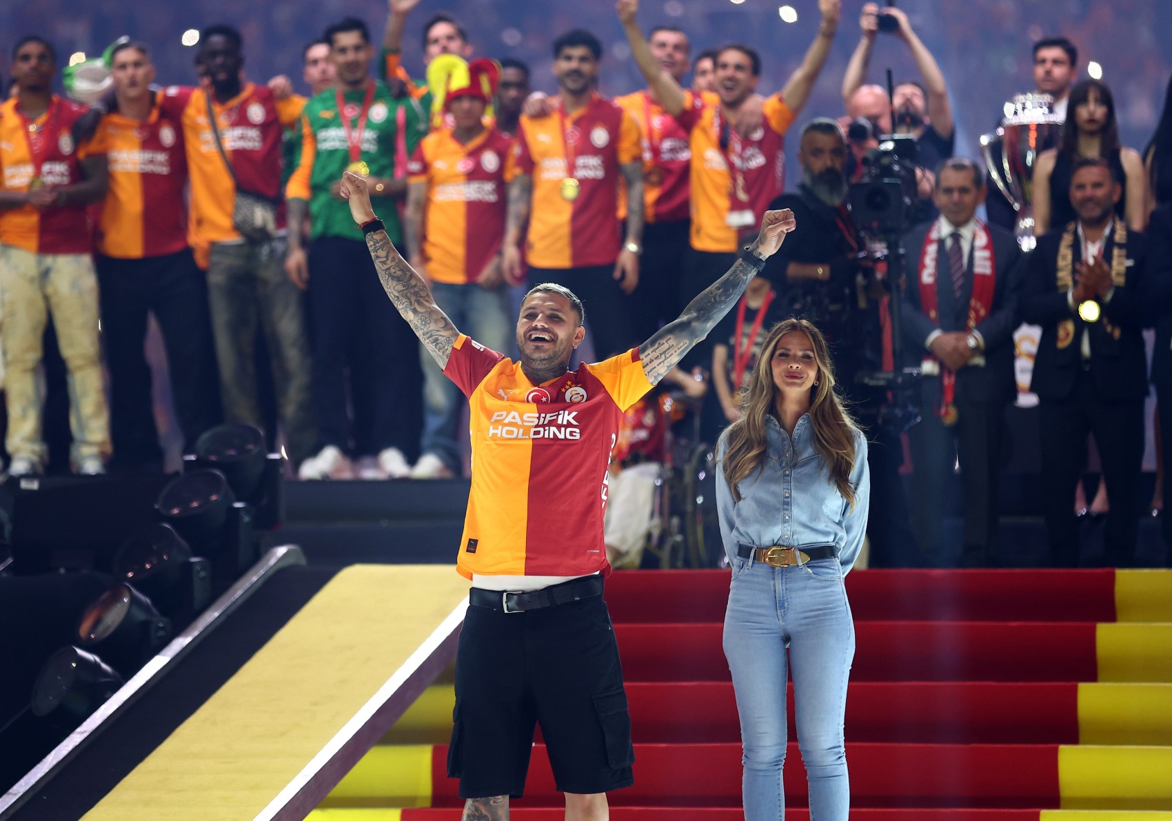 Şampiyon Galatasaray kupasını aldı: Kupa ve madalyaları Dursun Özbek verdi