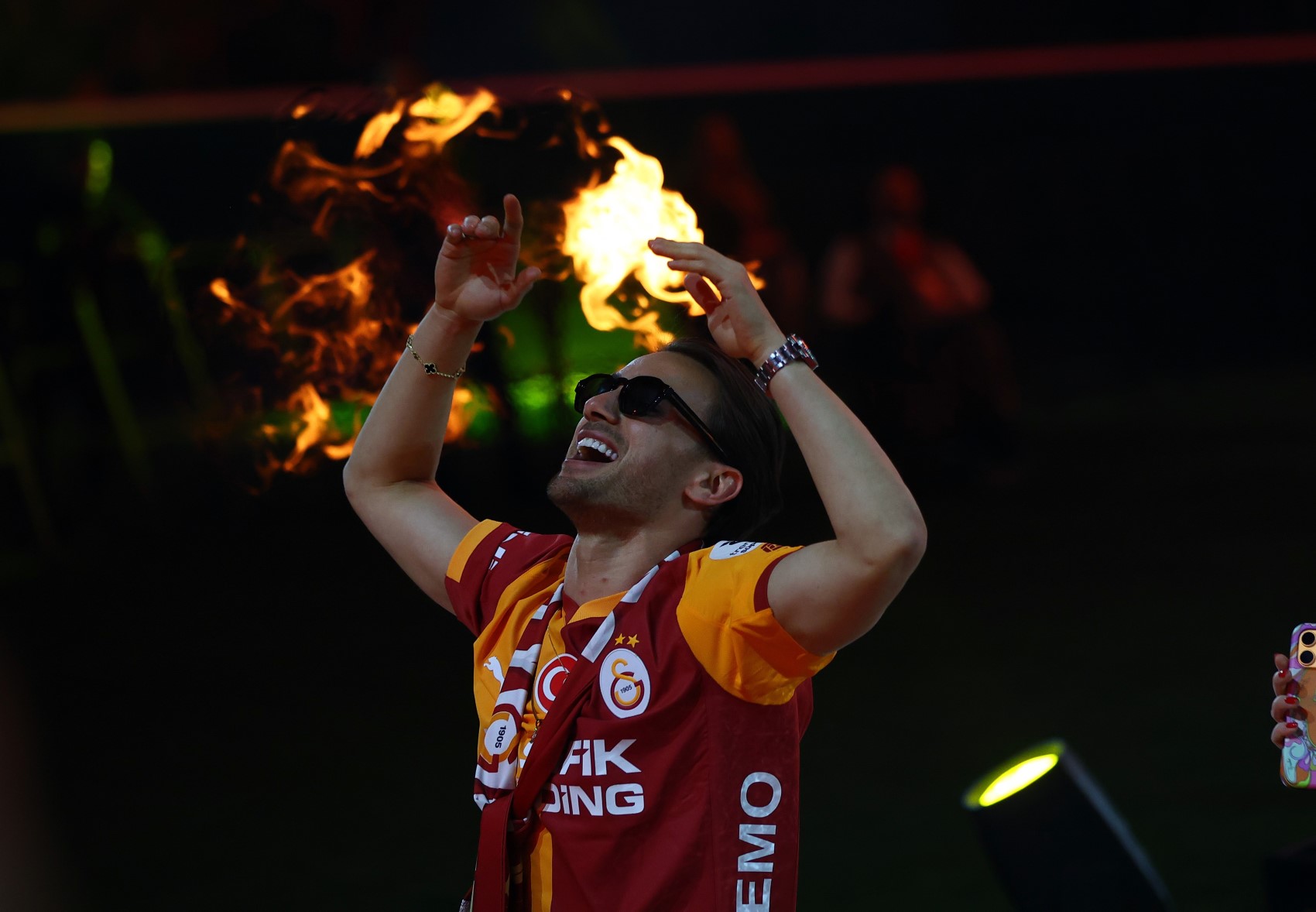 Şampiyon Galatasaray kupasını aldı: Kupa ve madalyaları Dursun Özbek verdi