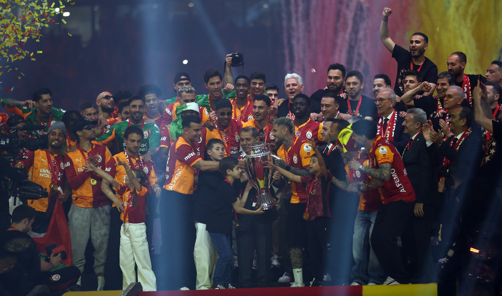 Şampiyon Galatasaray kupasını aldı: Kupa ve madalyaları Dursun Özbek verdi