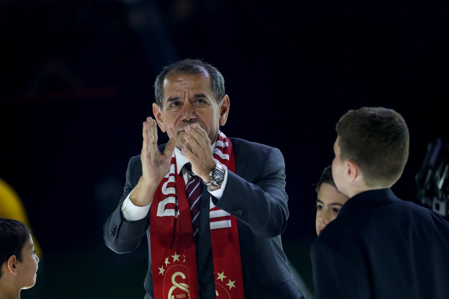 Şampiyon Galatasaray kupasını aldı: Kupa ve madalyaları Dursun Özbek verdi