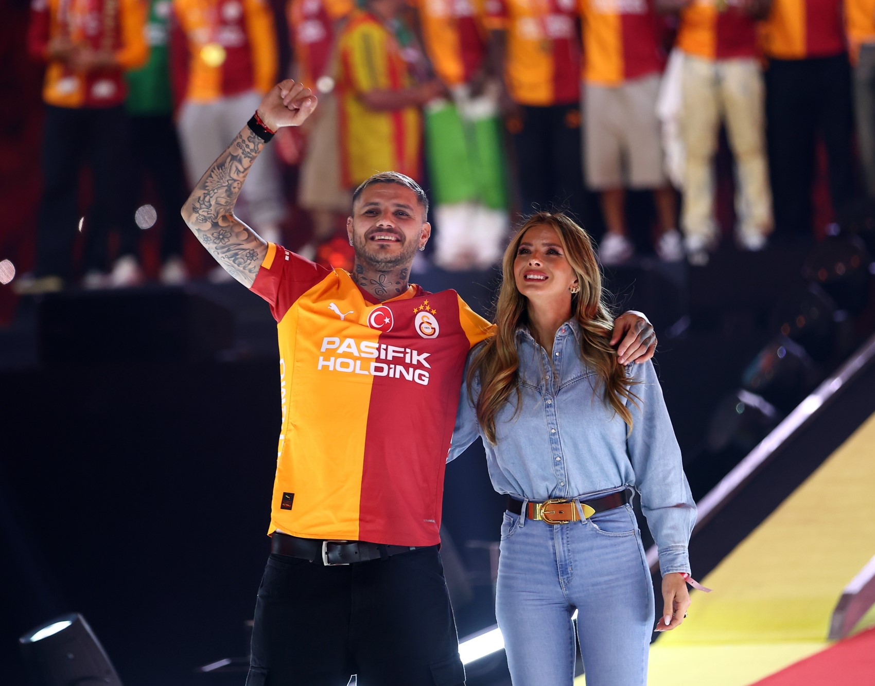 Şampiyon Galatasaray kupasını aldı: Kupa ve madalyaları Dursun Özbek verdi