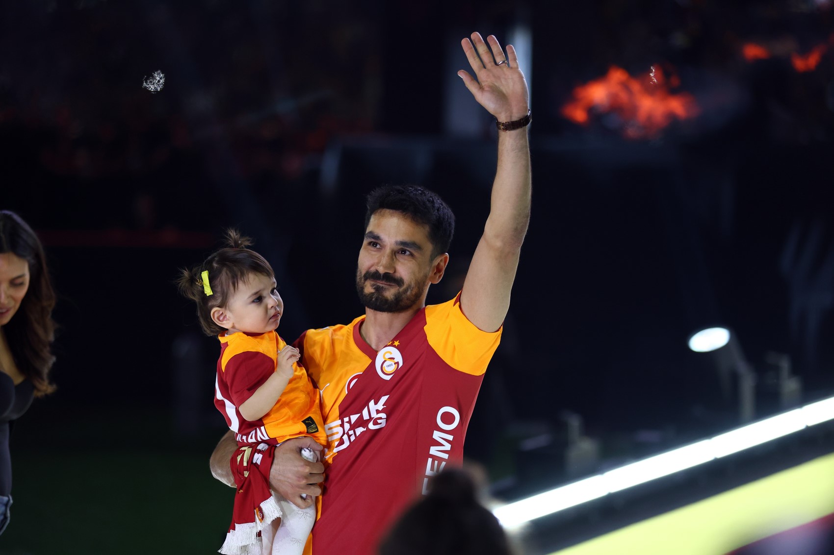 Şampiyon Galatasaray kupasını aldı: Kupa ve madalyaları Dursun Özbek verdi