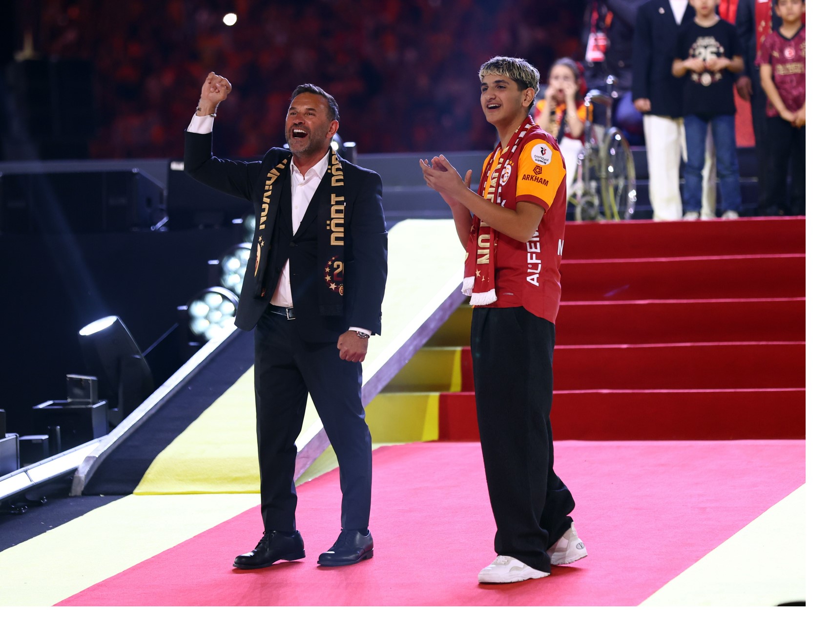 Şampiyon Galatasaray kupasını aldı: Kupa ve madalyaları Dursun Özbek verdi