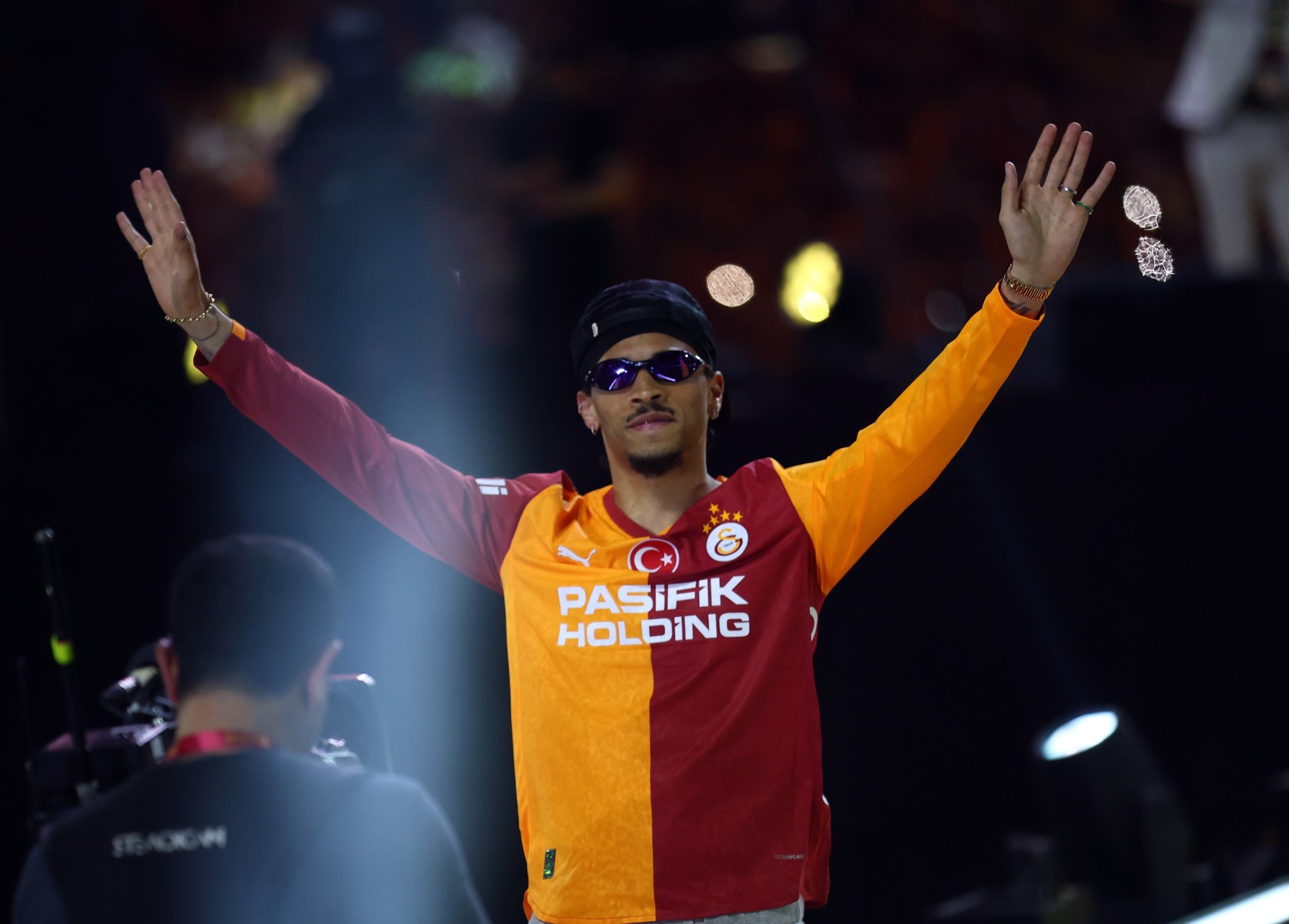 Şampiyon Galatasaray kupasını aldı: Kupa ve madalyaları Dursun Özbek verdi