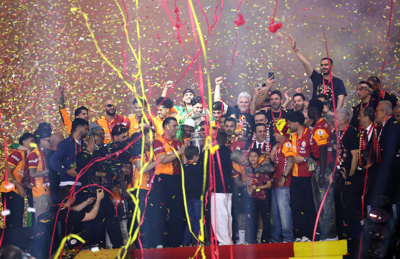 Şampiyon Galatasaray kupasını aldı: Kupa ve madalyaları Dursun Özbek verdi