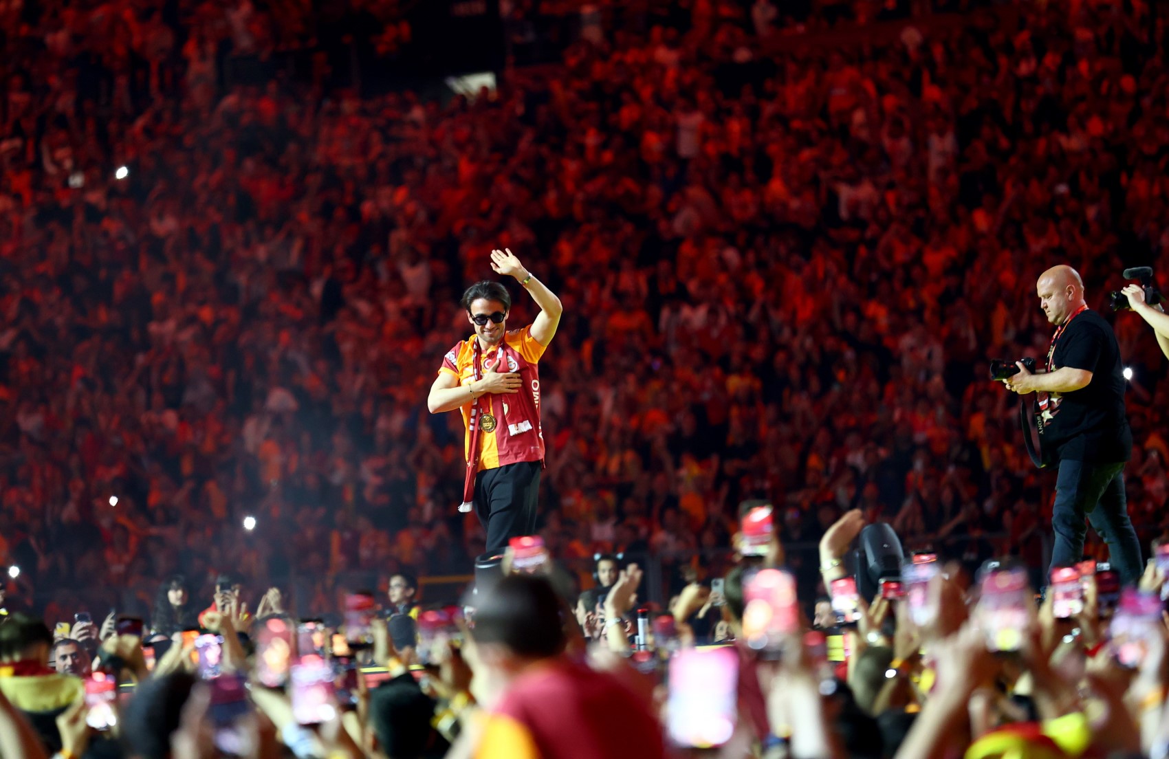 Şampiyon Galatasaray kupasını aldı: Kupa ve madalyaları Dursun Özbek verdi