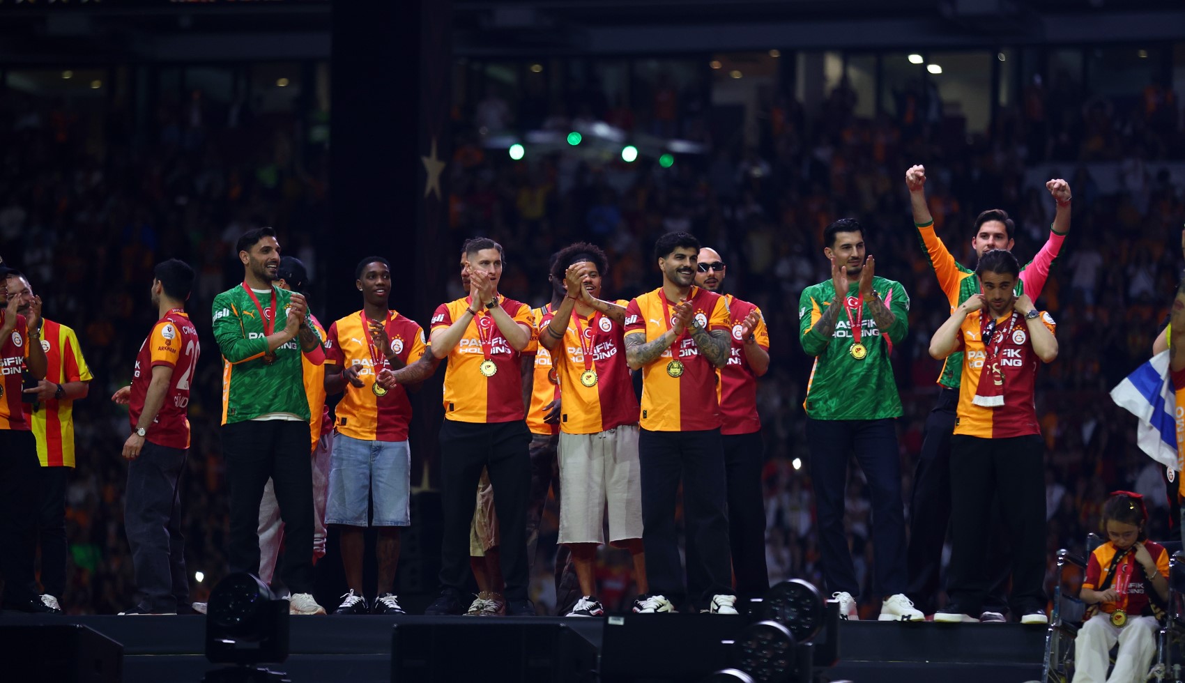 Şampiyon Galatasaray kupasını aldı: Kupa ve madalyaları Dursun Özbek verdi