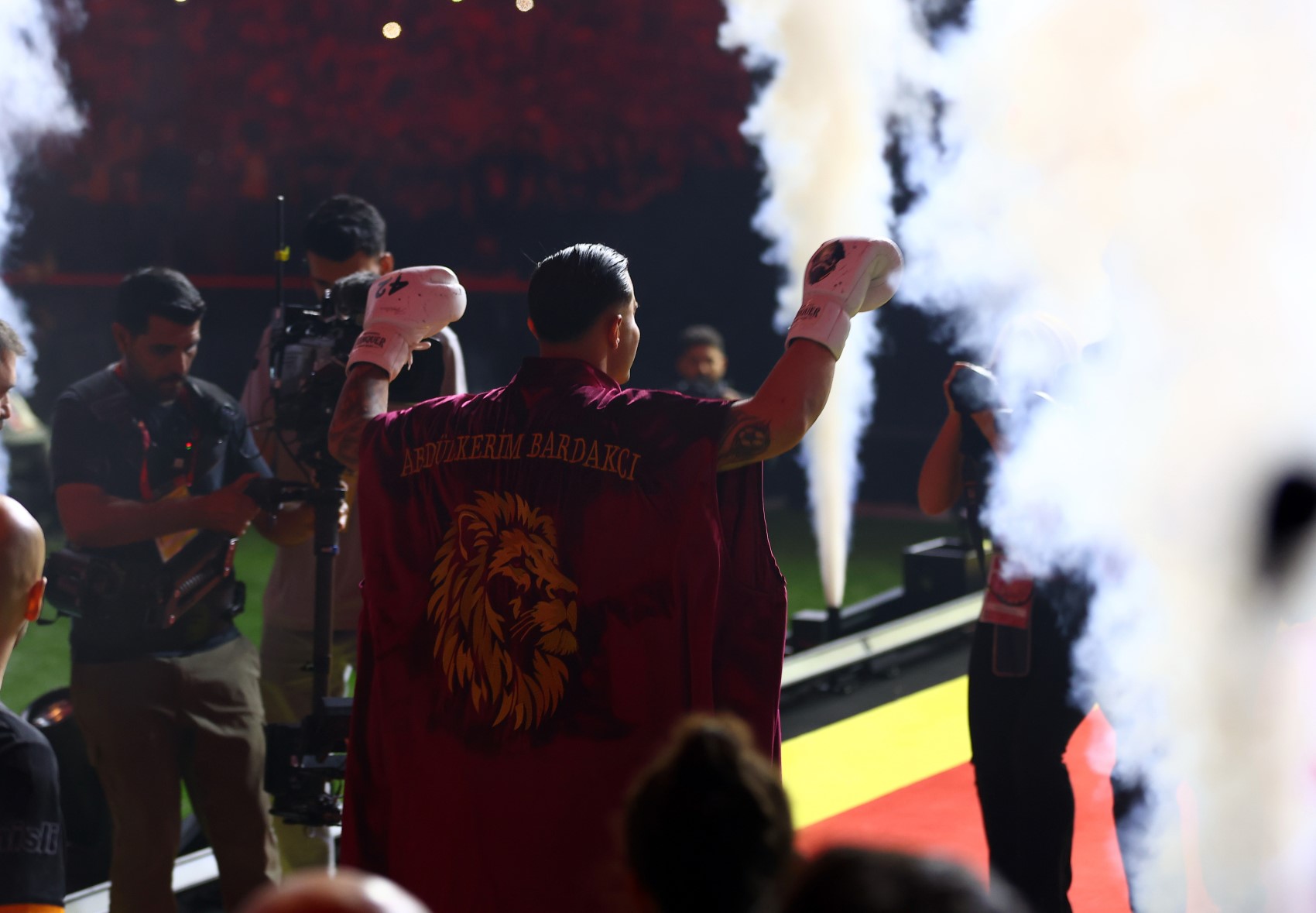 Şampiyon Galatasaray kupasını aldı: Kupa ve madalyaları Dursun Özbek verdi