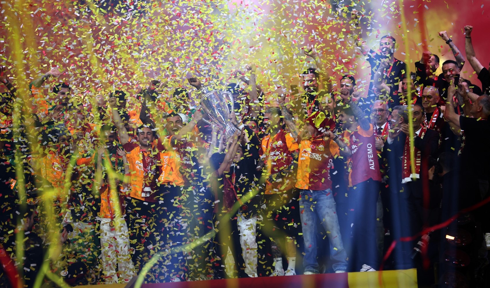 Şampiyon Galatasaray kupasını aldı