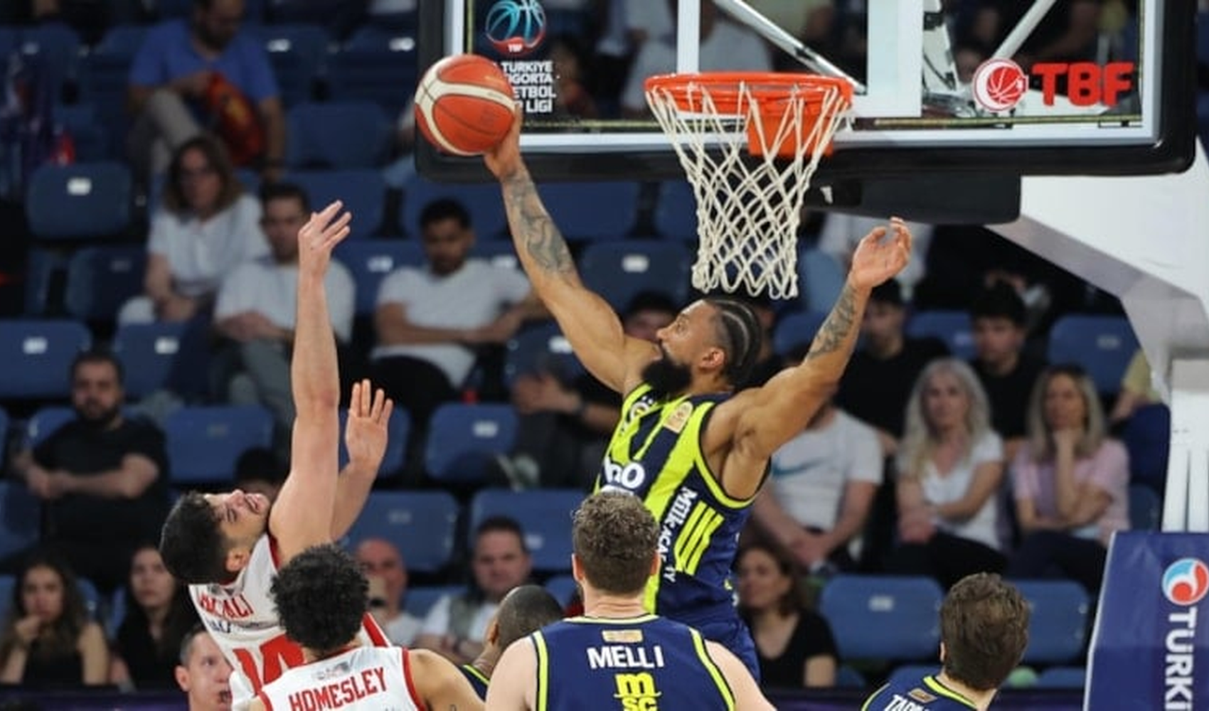 Fenerbahçe normal sezonu lider bitirdi