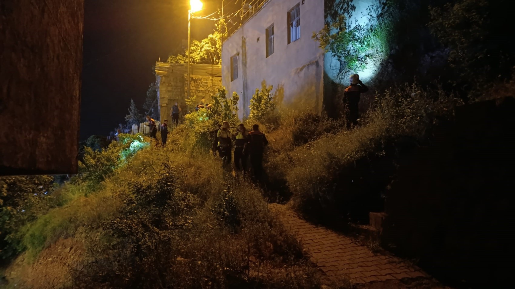 Sokak ortasında rastgele ateş açtı: 1'i kadın 2 kişi yaralandı