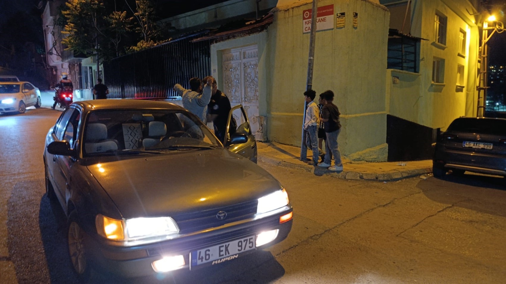 Sokak ortasında rastgele ateş açtı: 1'i kadın 2 kişi yaralandı