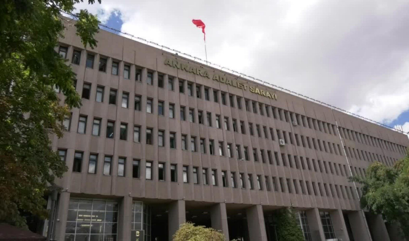 Ankara Adalet Sarayı binasının dış cephesi.