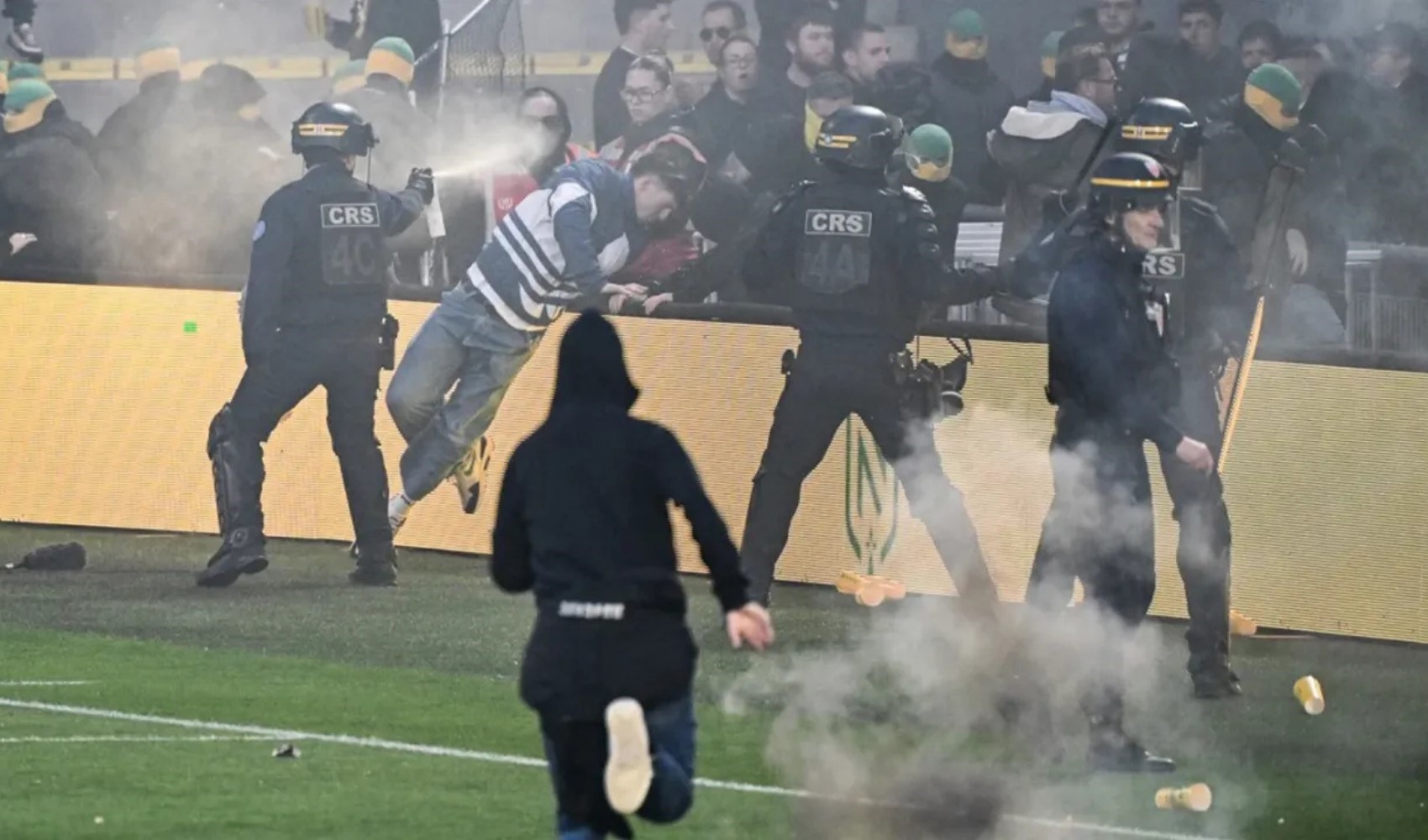 Fransa Ligue 1'de tribünler karıştı: Trabzonspor'un eski hocası taraftarla kavga