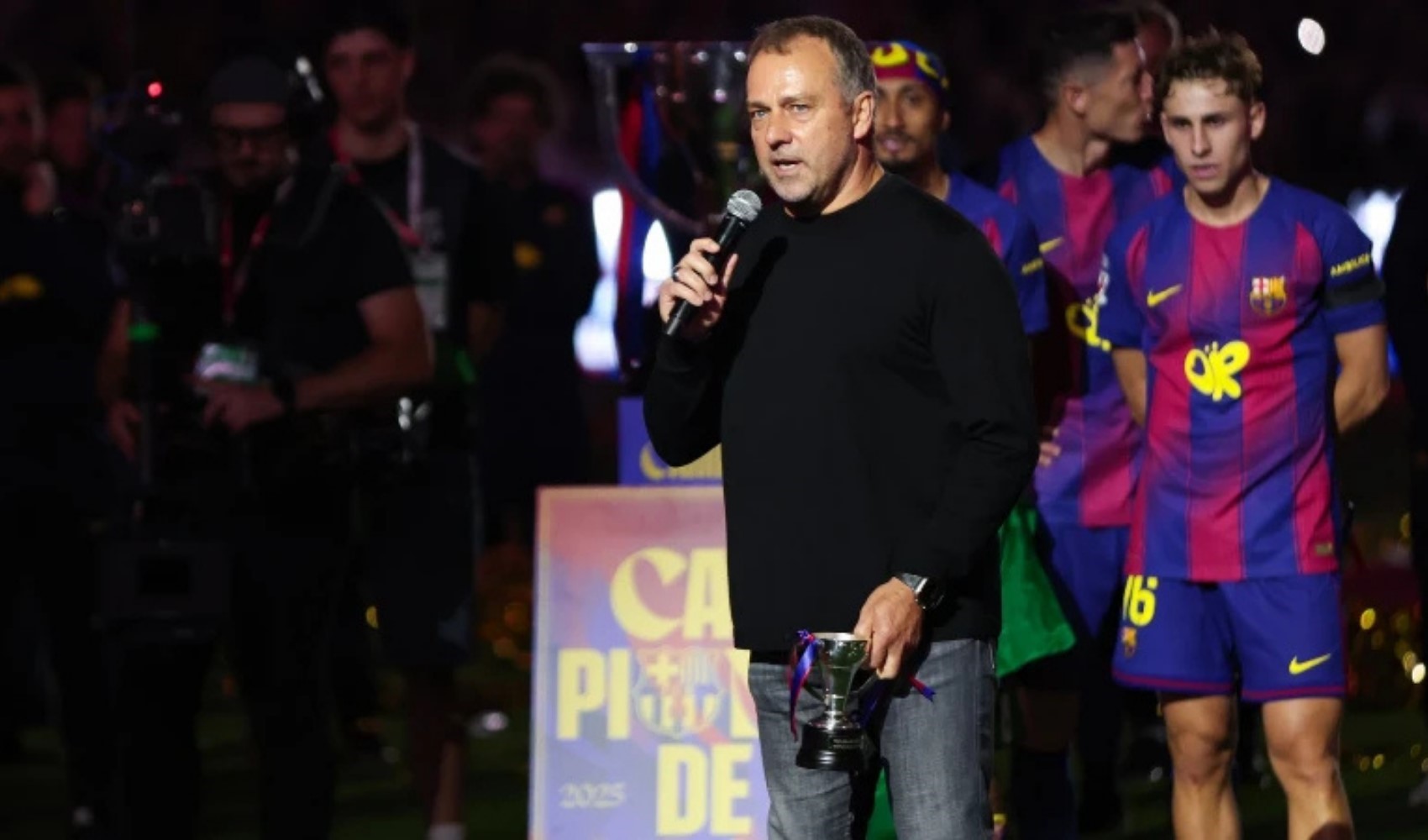 Barcelona, Hansi Flick'in görevini 2028 yılına kadar uzattı
