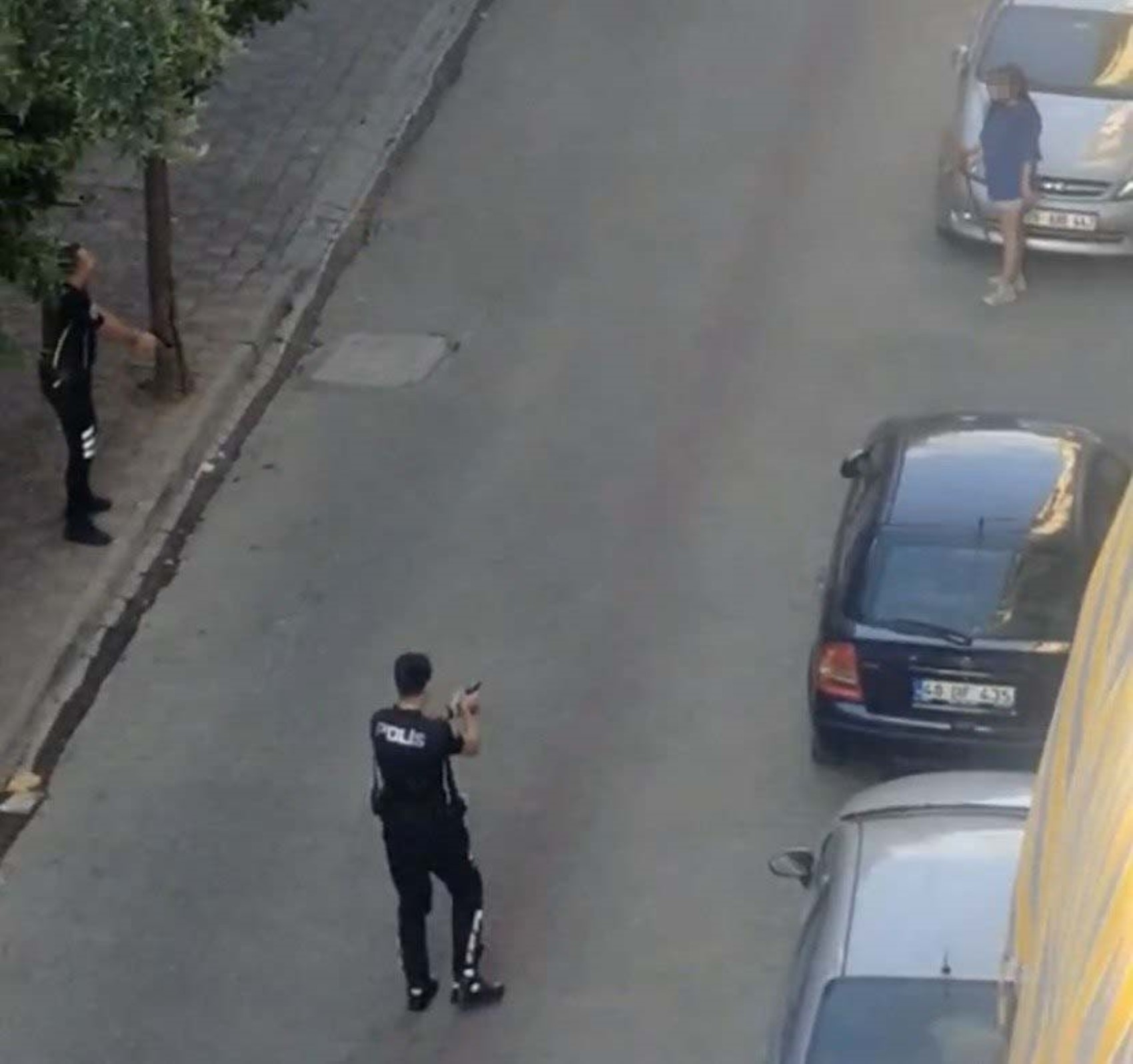 Aydın'da samuray kılıcıyla sokağa çıkan genç kıza polis müdahalesi: Teslim olmamak için direndi