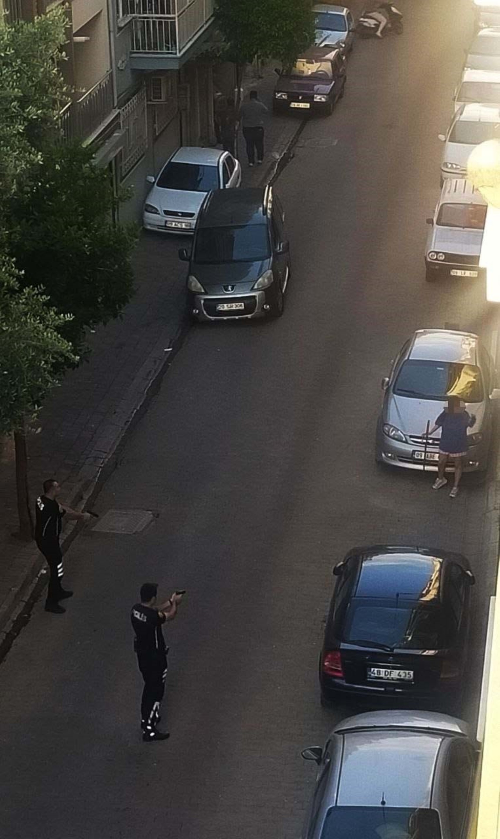 Aydın'da samuray kılıcıyla sokağa çıkan genç kıza polis müdahalesi: Teslim olmamak için direndi