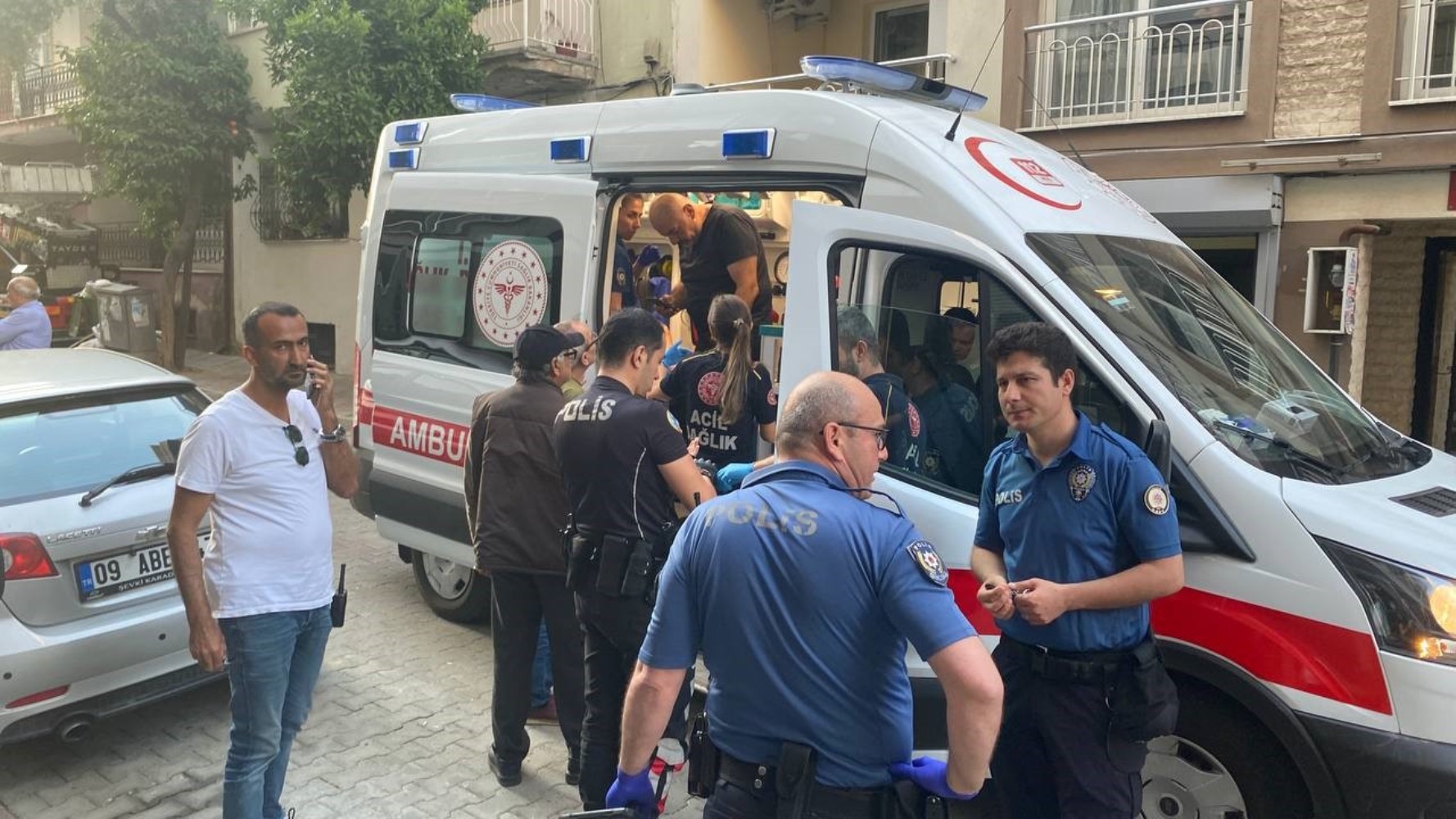 Aydın'da samuray kılıcıyla sokağa çıkan genç kıza polis müdahalesi: Teslim olmamak için direndi