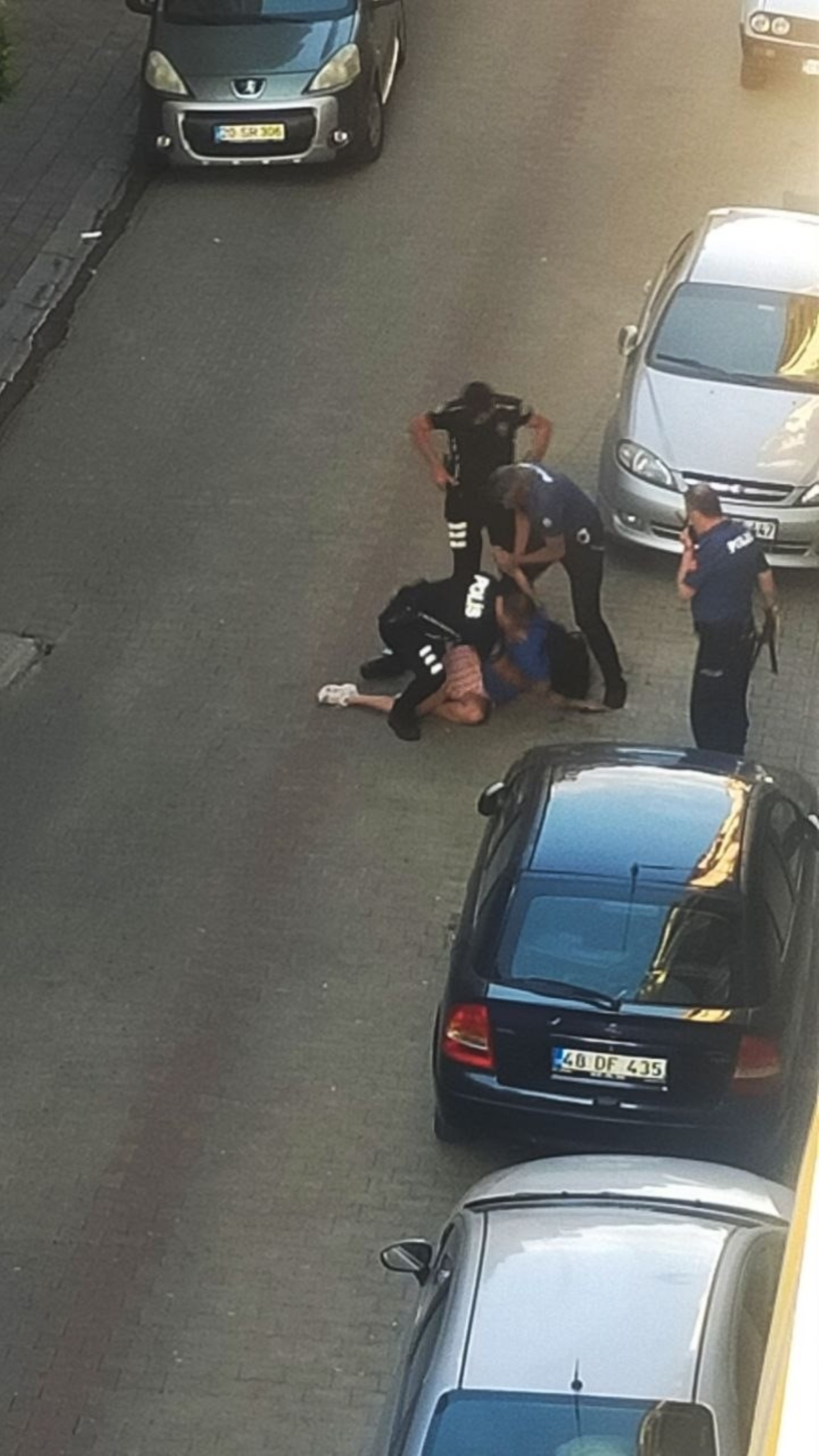 Aydın'da samuray kılıcıyla sokağa çıkan genç kıza polis müdahalesi: Teslim olmamak için direndi