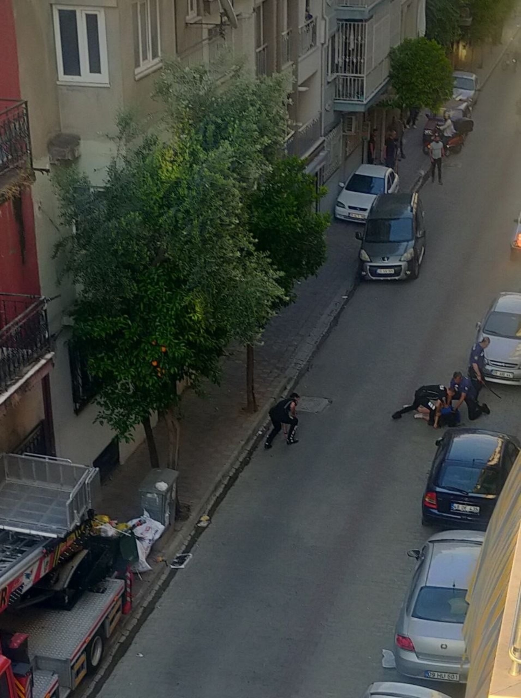 Aydın'da samuray kılıcıyla sokağa çıkan genç kıza polis müdahalesi: Teslim olmamak için direndi