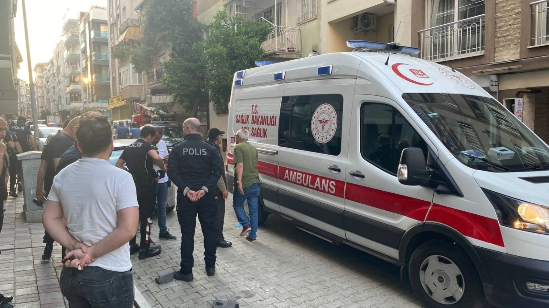 Aydın'da samuray kılıcıyla sokağa çıkan genç kıza polis müdahalesi: Teslim olmamak için direndi