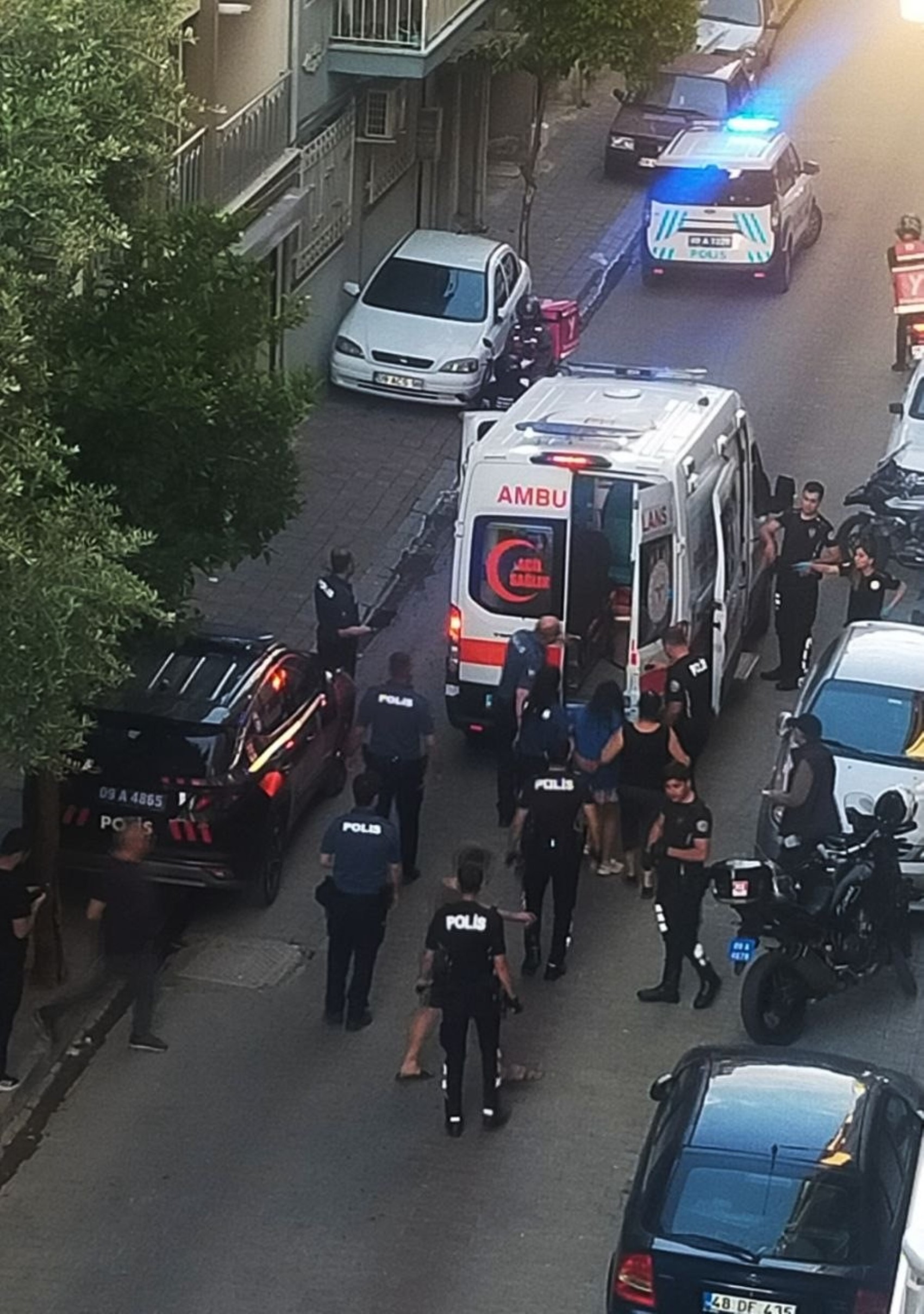 Aydın'da samuray kılıcıyla sokağa çıkan genç kıza polis müdahalesi: Teslim olmamak için direndi