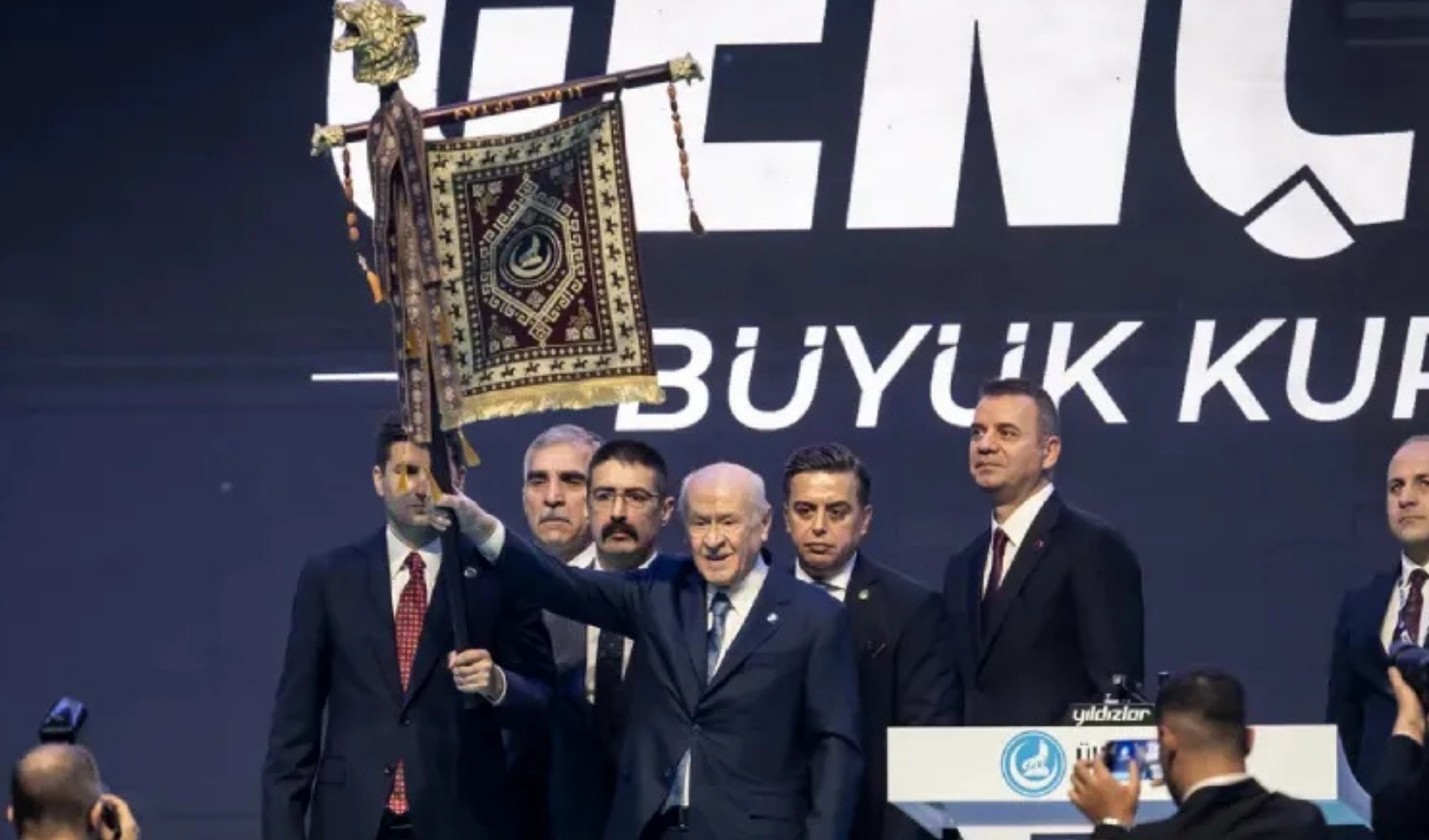 Bahçeli'ye hediye edilen altın kurt başlı tuğ gündem oldu: Sembollerin anlamı dikkat çekti