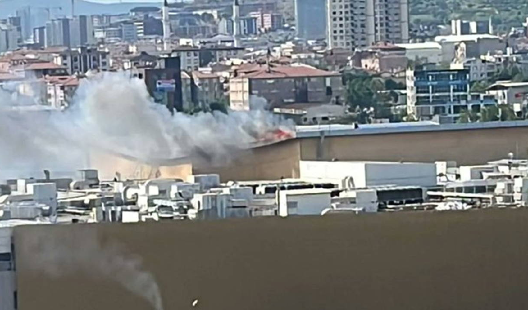 İstanbul'daki AVM'de korkutan yangın