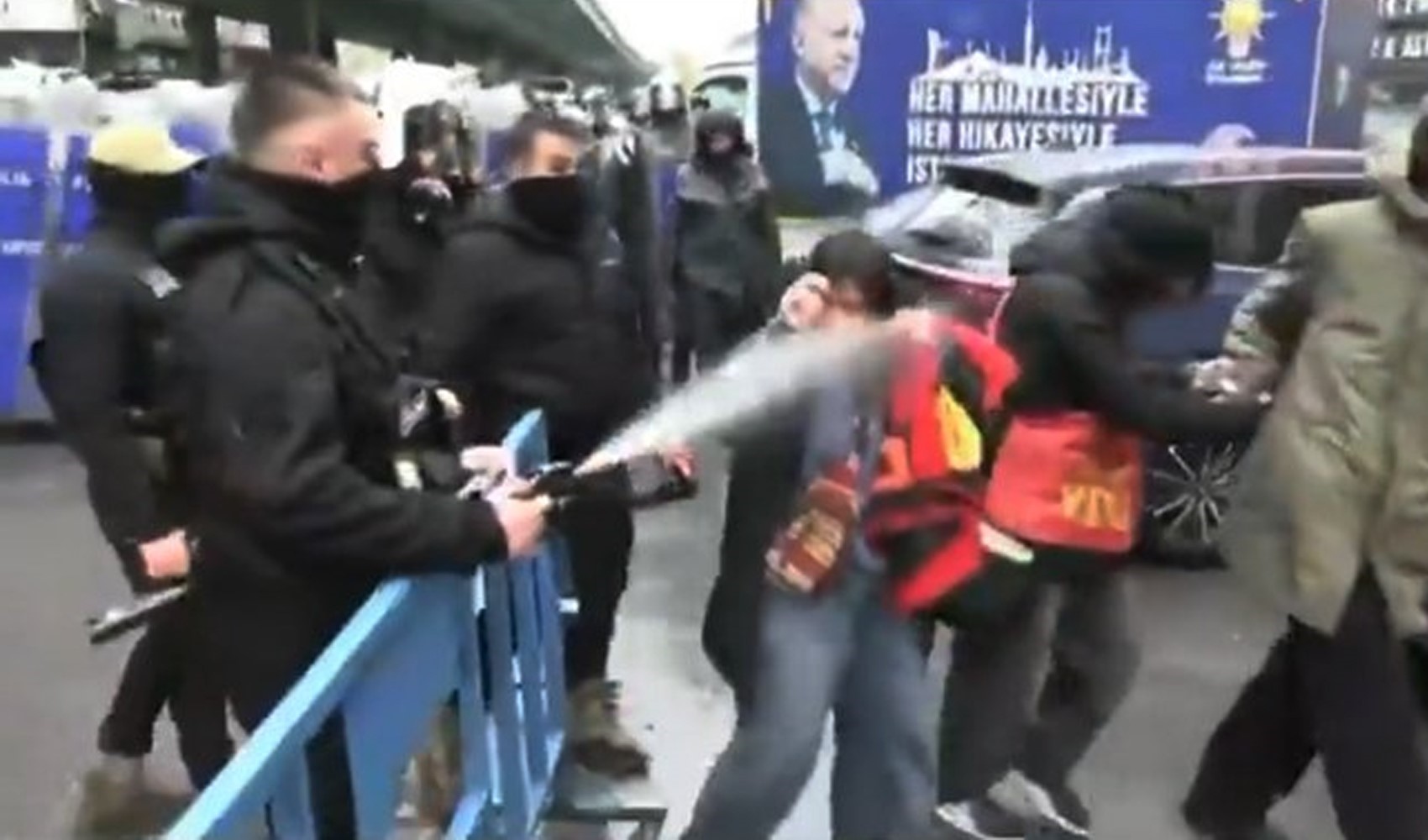 Polis, dağılmakta olan eylemcilere biber gazı sıktı Çömez tepki gösterdi: Kural tanımaz davranış