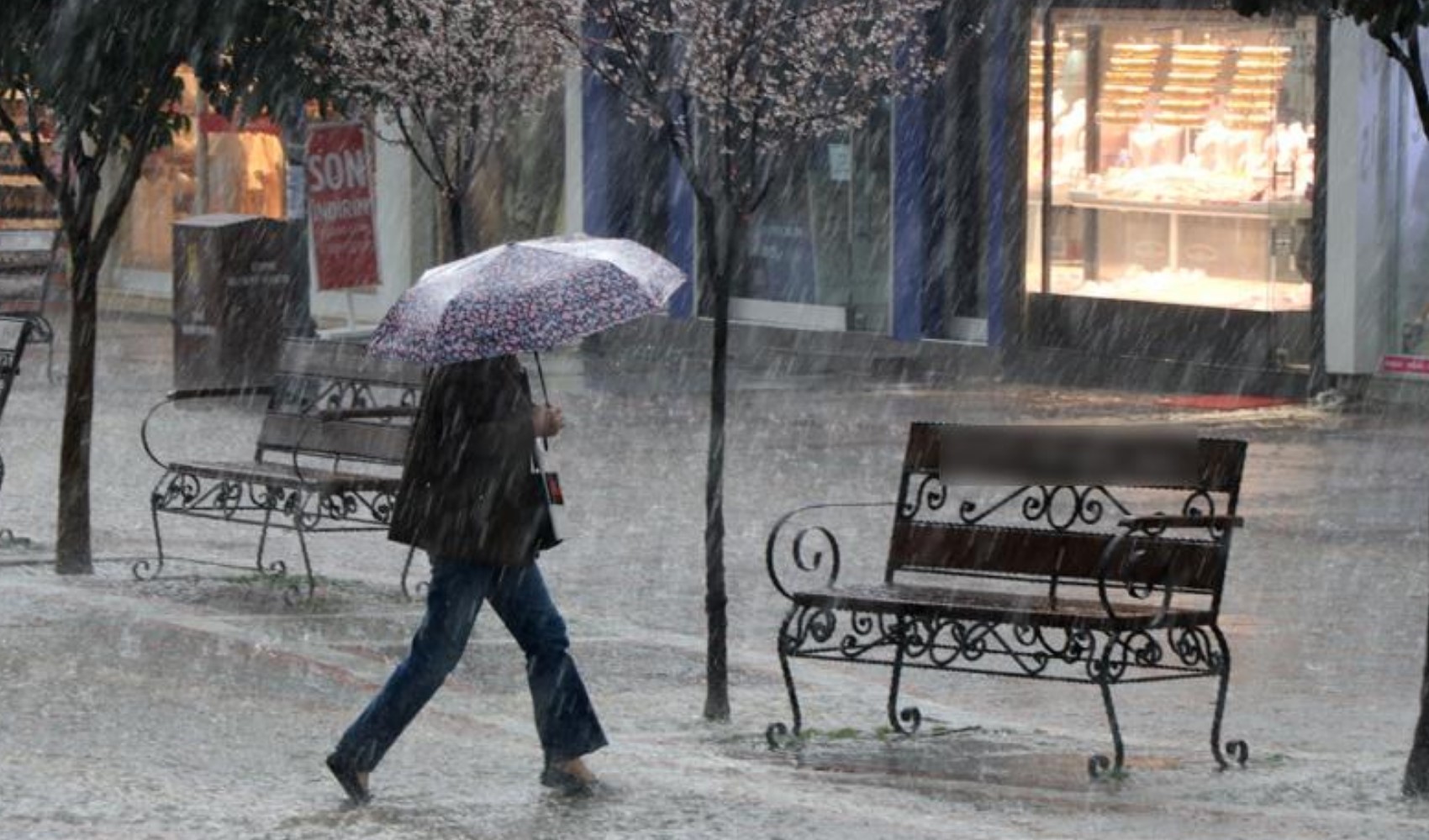 Meteoroloji'den 13 kente sarı kodlu uyarı: Hava sıcaklığı 10 derece birden düşecek, fırtına ve sağanak geliyor!
