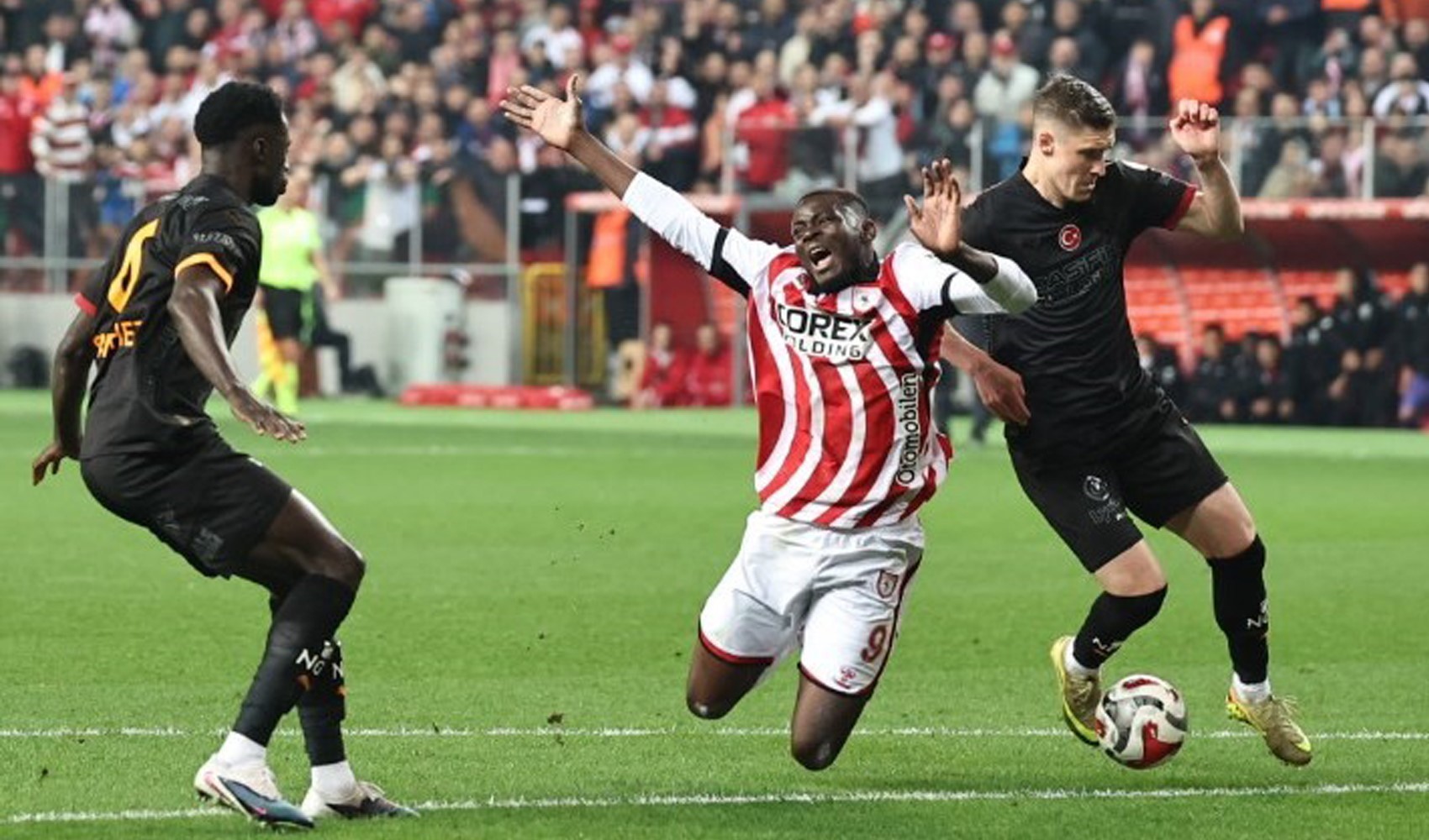 Galatasaray'dan Samsunspor deplasmanında 4 gollü mağlubiyet
