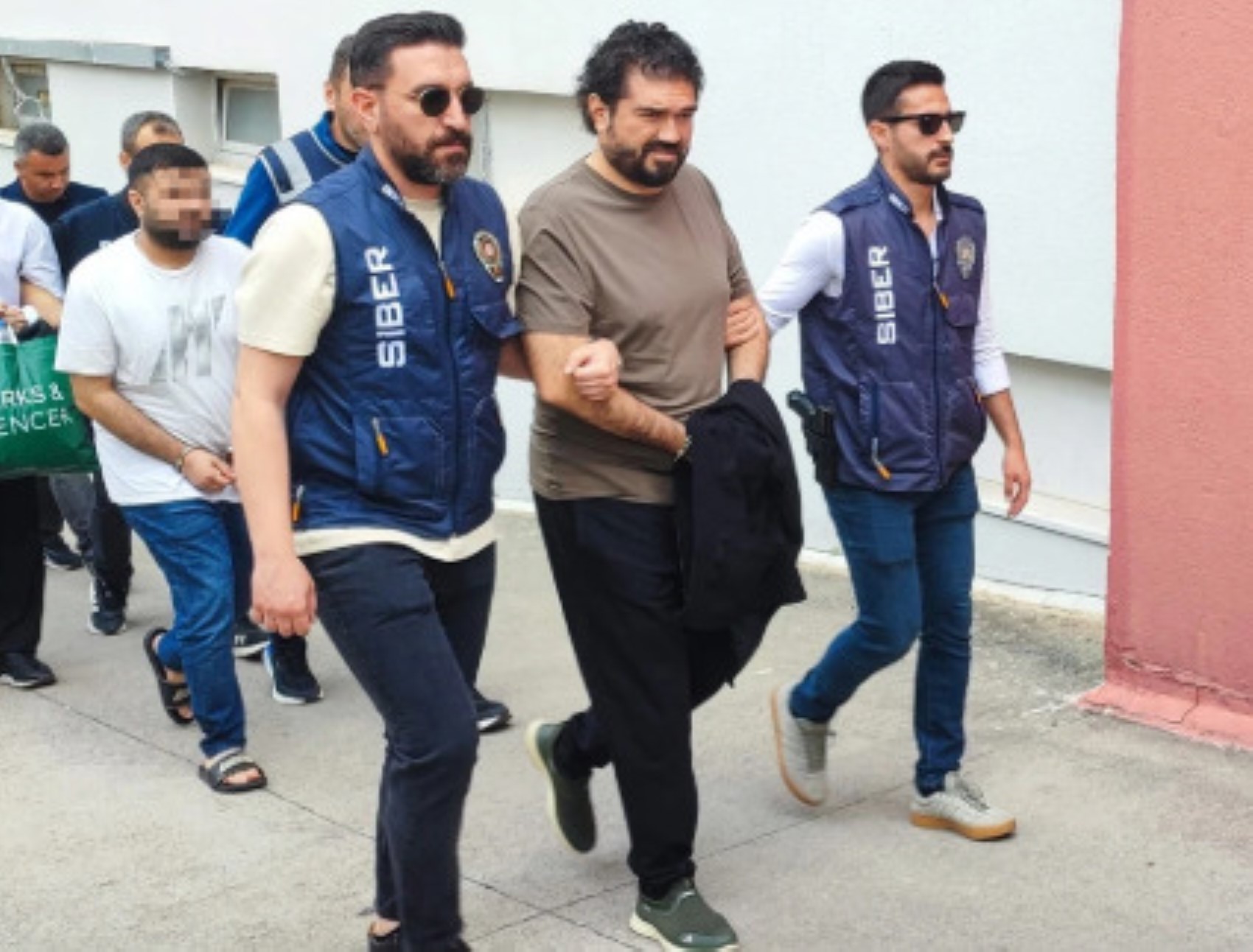 Cem Küçük'ten eski dosyaları açacak iddia: ROK iki lüks aracın üstüne çöktü!