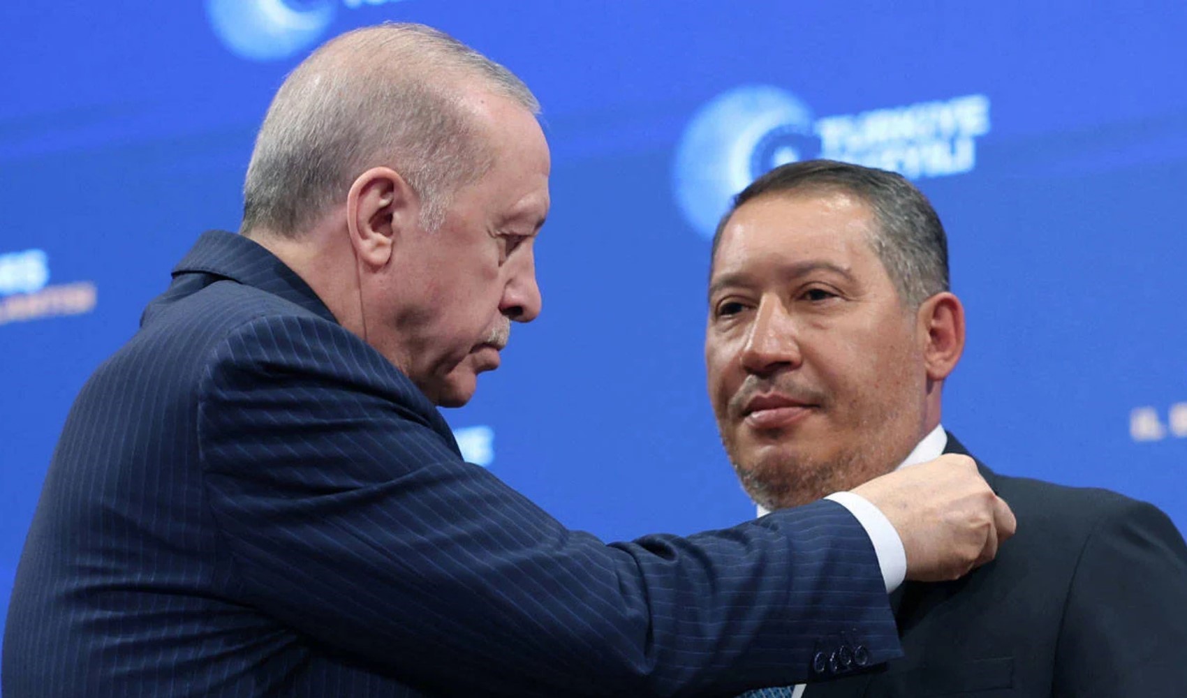 CHP'den AKP'ye geçen başkanın suç dosyasını açıkladı
