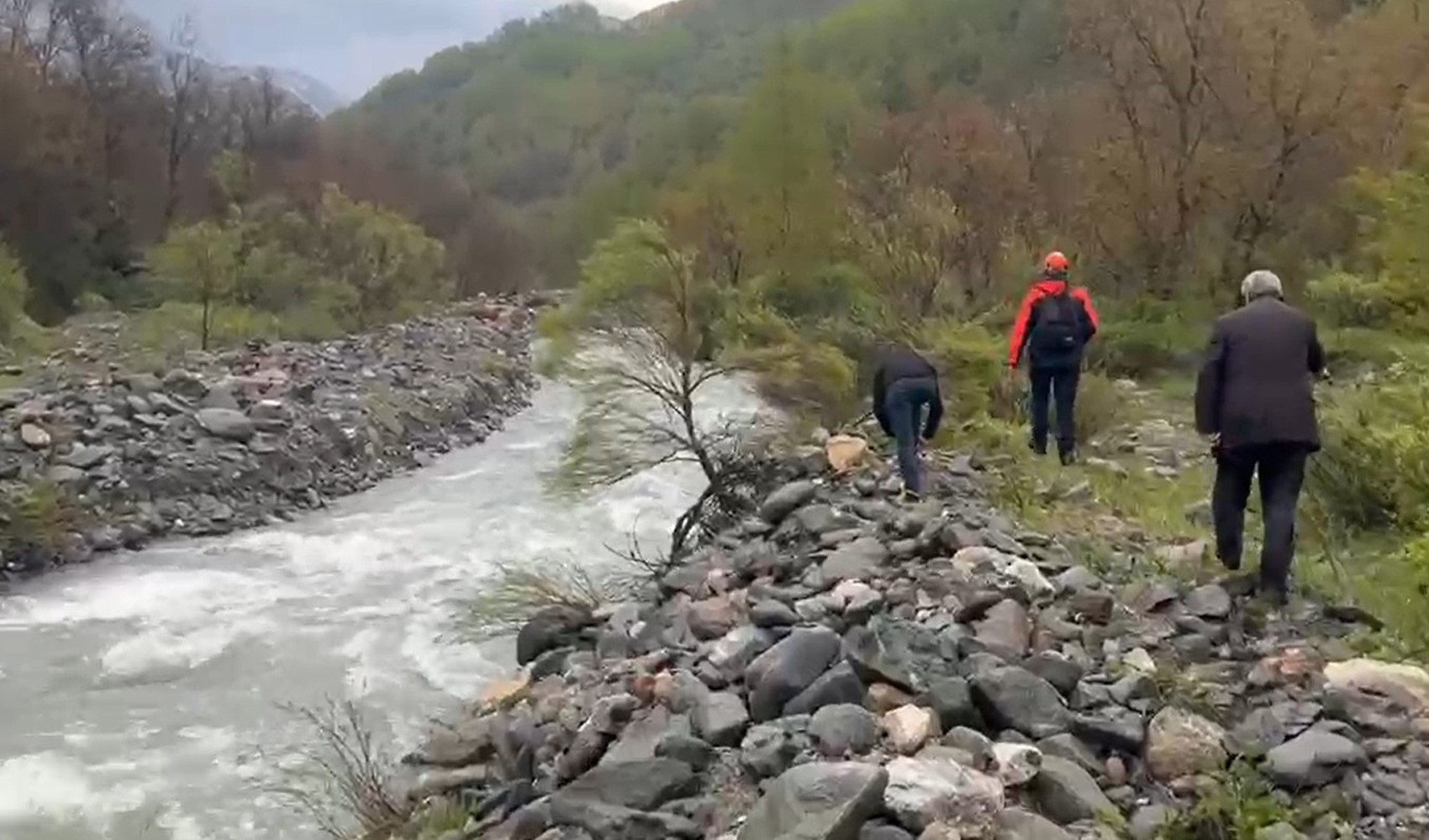 Köprüden düşen kadın akıntıya kapıldı