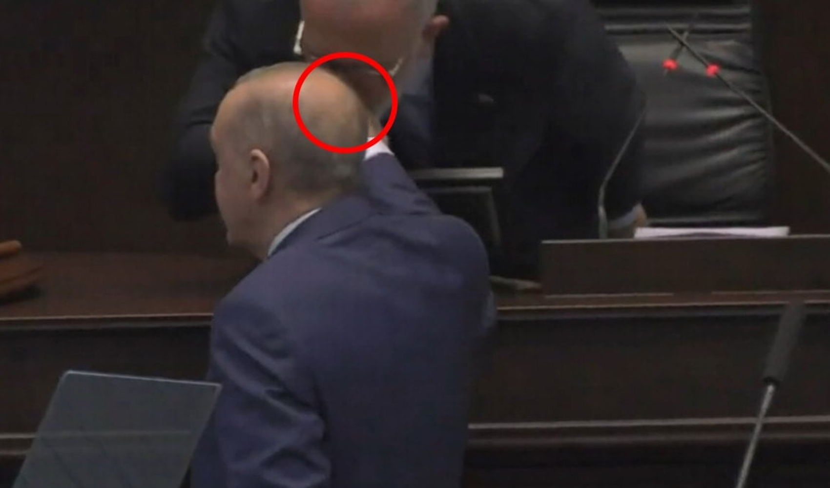 Erdoğan’ın elini öpmek isteyen lüks saat meraklısı vekile beklenmedik karşılık