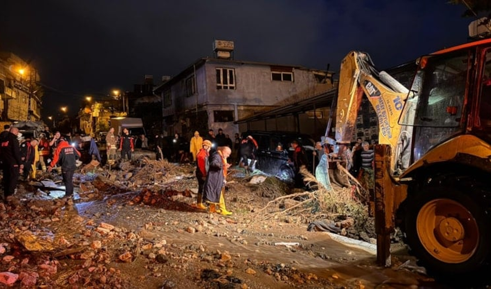 Hatay'da şiddetli yağış can aldı: Antakya’da ev çöktü