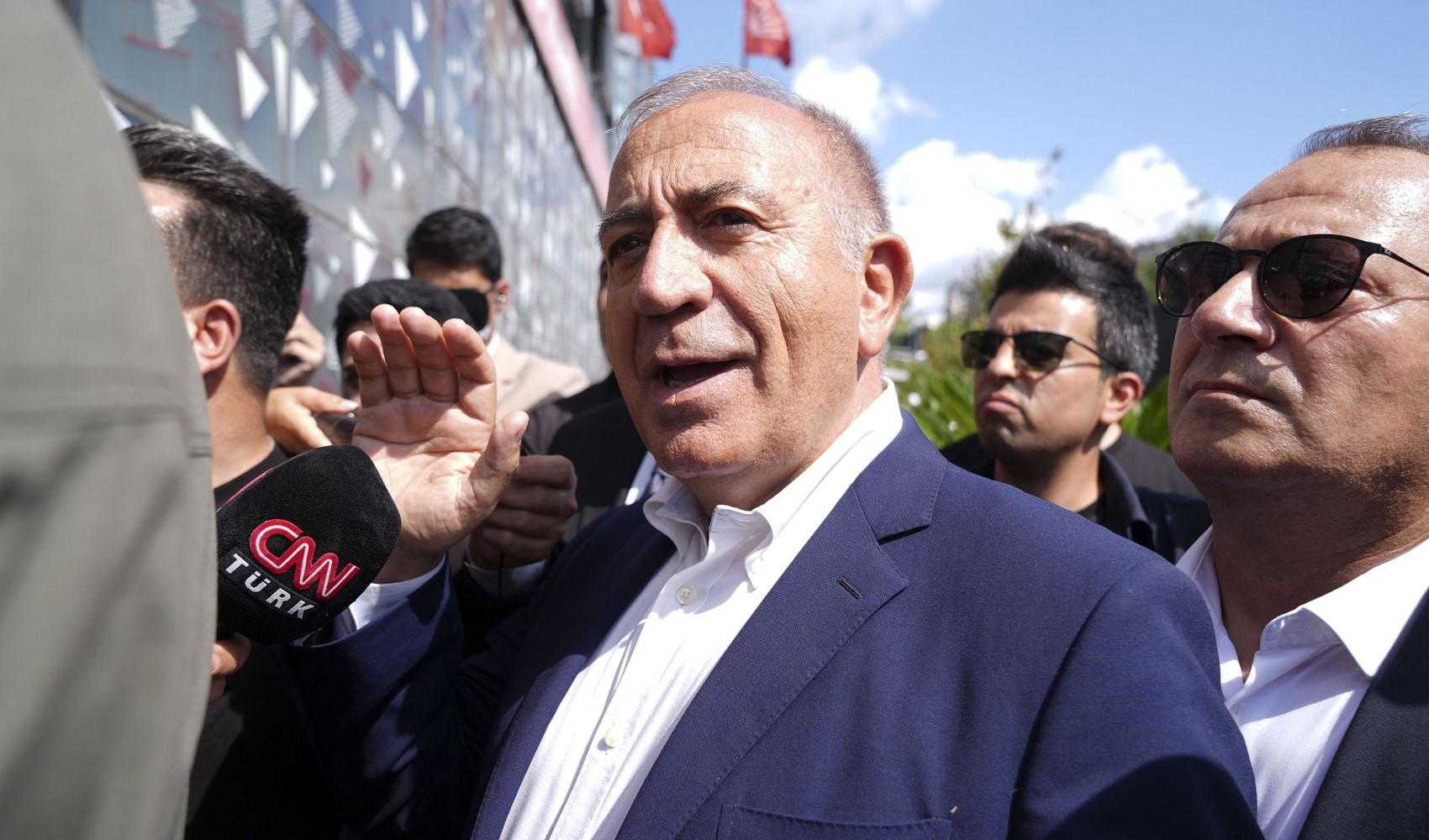 Kayyum başkan Gürsel Tekin görevden alındı