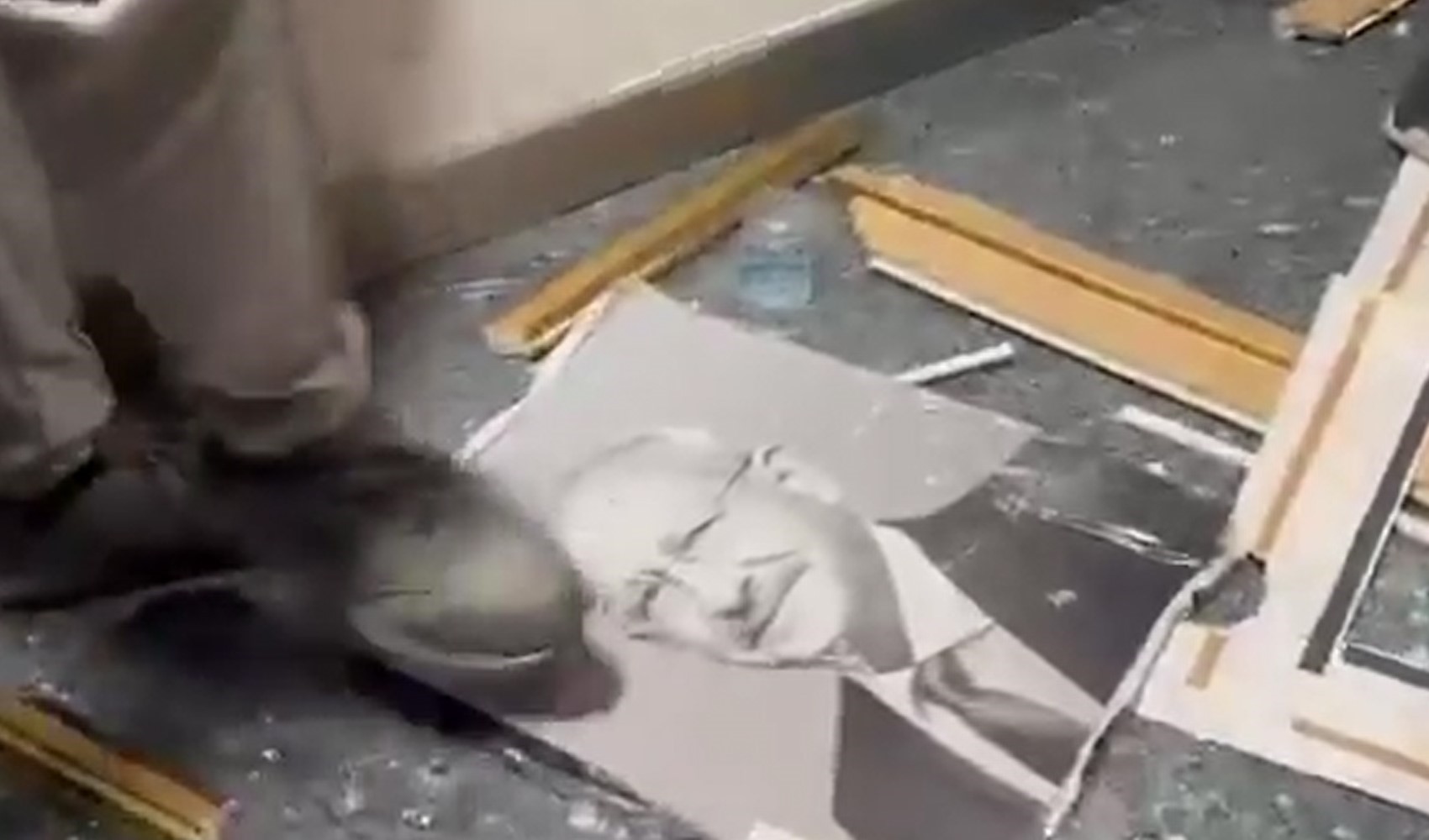 CHP Genel Merkezi'ndeki Kılıçdaroğlu portresi indirilip parçalandı
