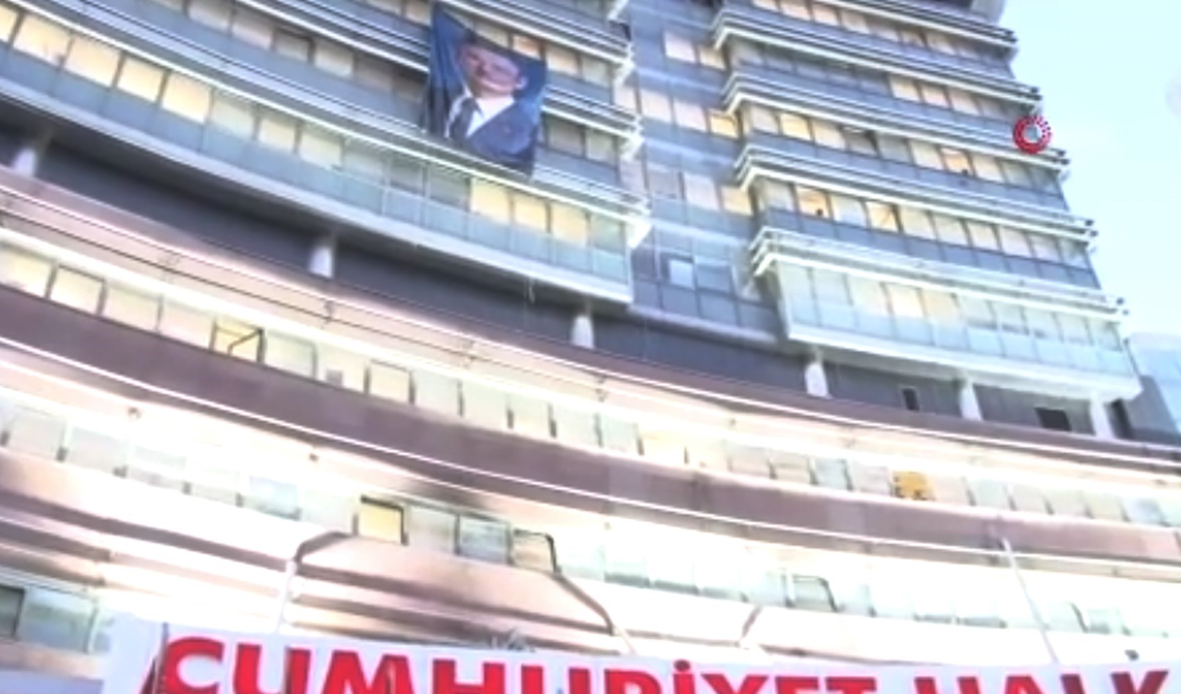 CHP Genel Merkezi'ne Özel’in pankartı asıldı