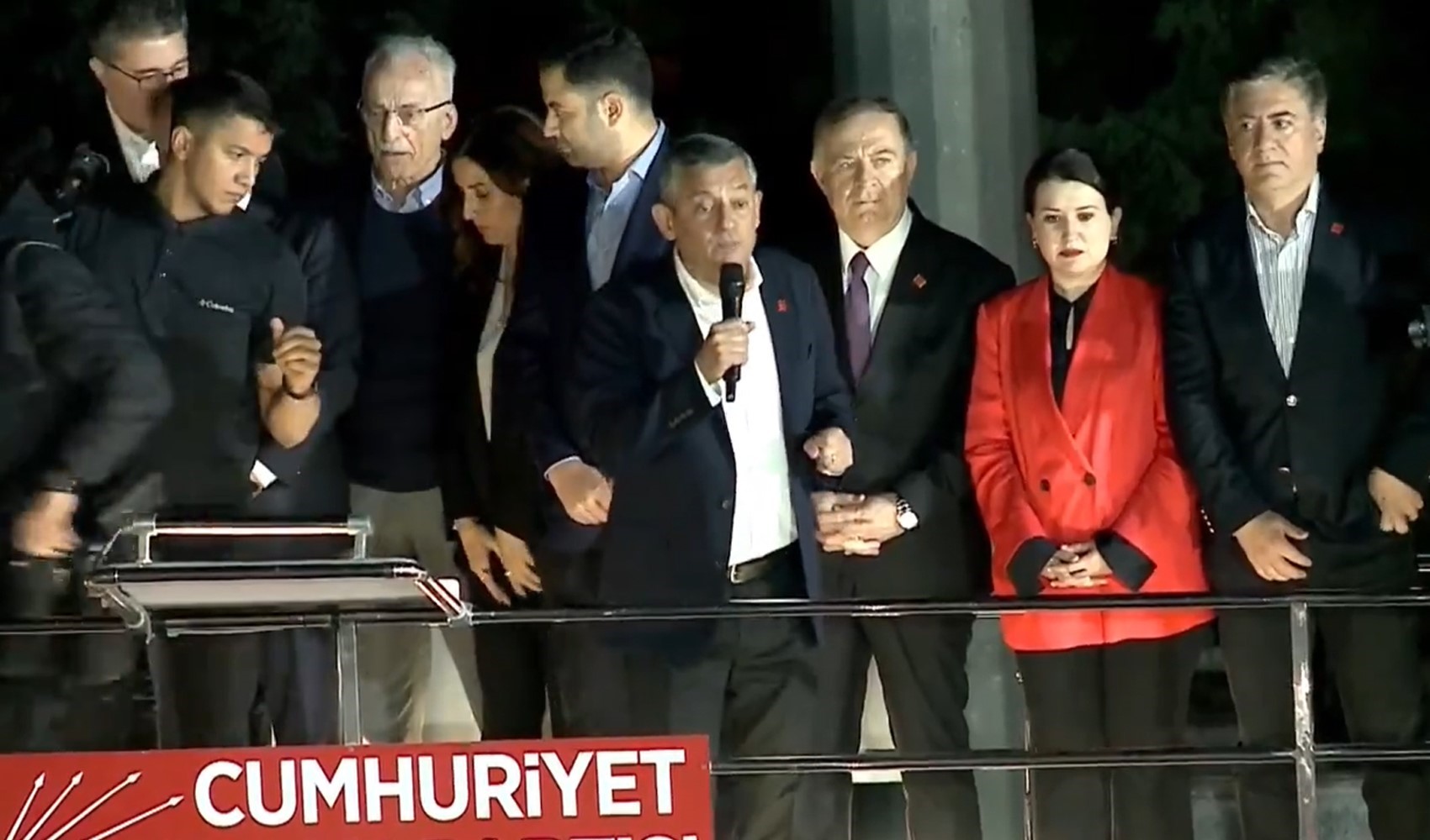 CHP Genel Başkanı Özel, parti binası önünde toplanan kalabalığa seslendi