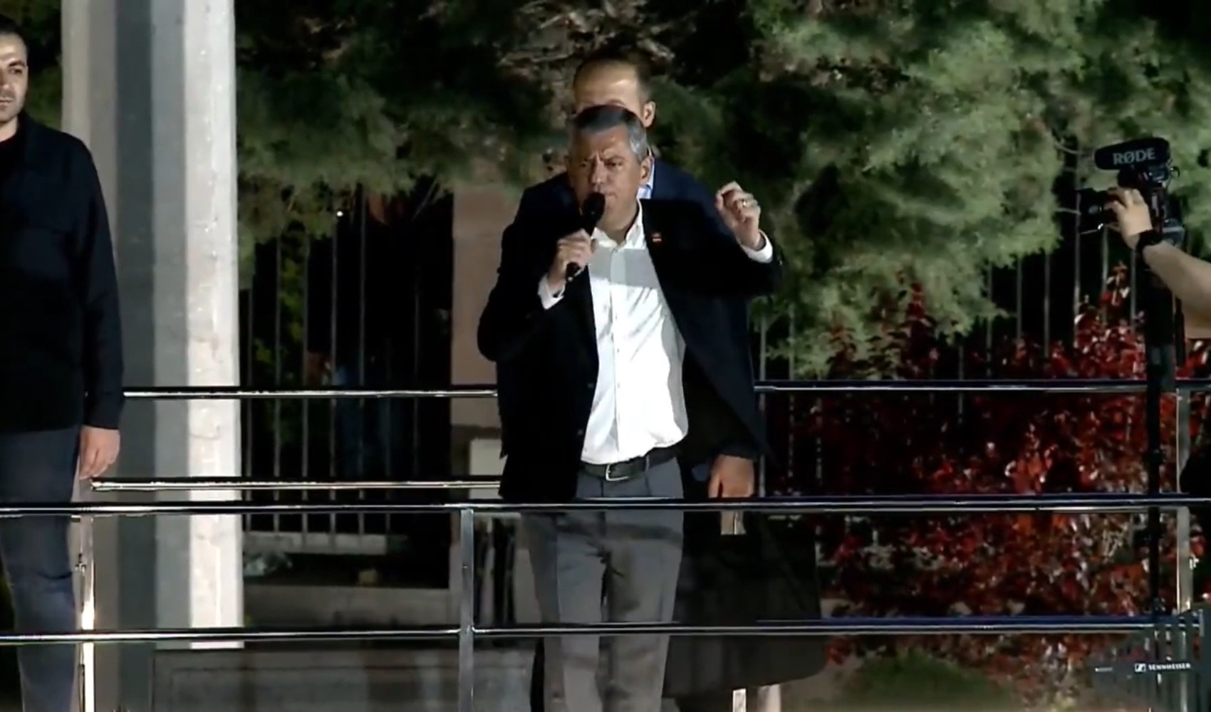 Özgür Özel, CHP Genel Merkezi'nde kalabalığa seslendi