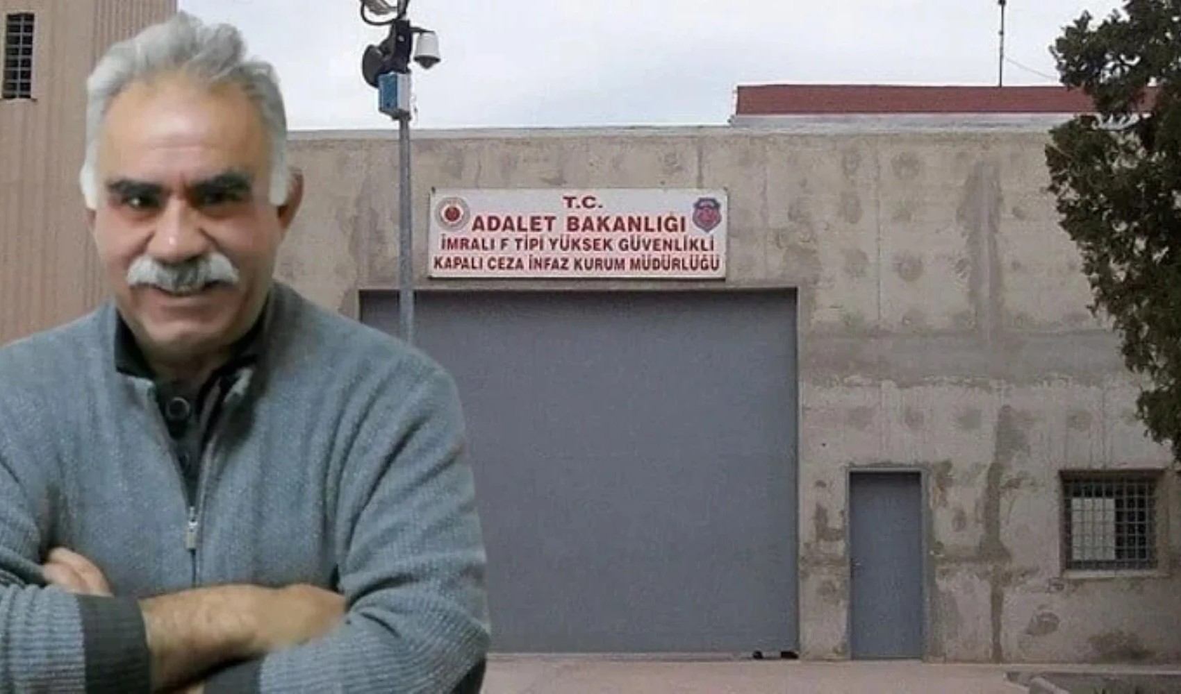 Abdullah Öcalan görseli ile İmralı Cezaevi girişinin birlikte yer aldığı arşiv fotoğrafı.