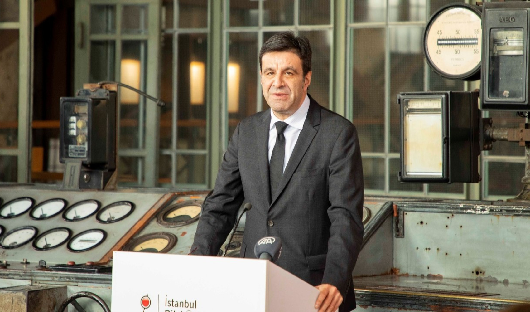 Kapatılan Bilgi Üniversitesi'nin rektörü konuştu
