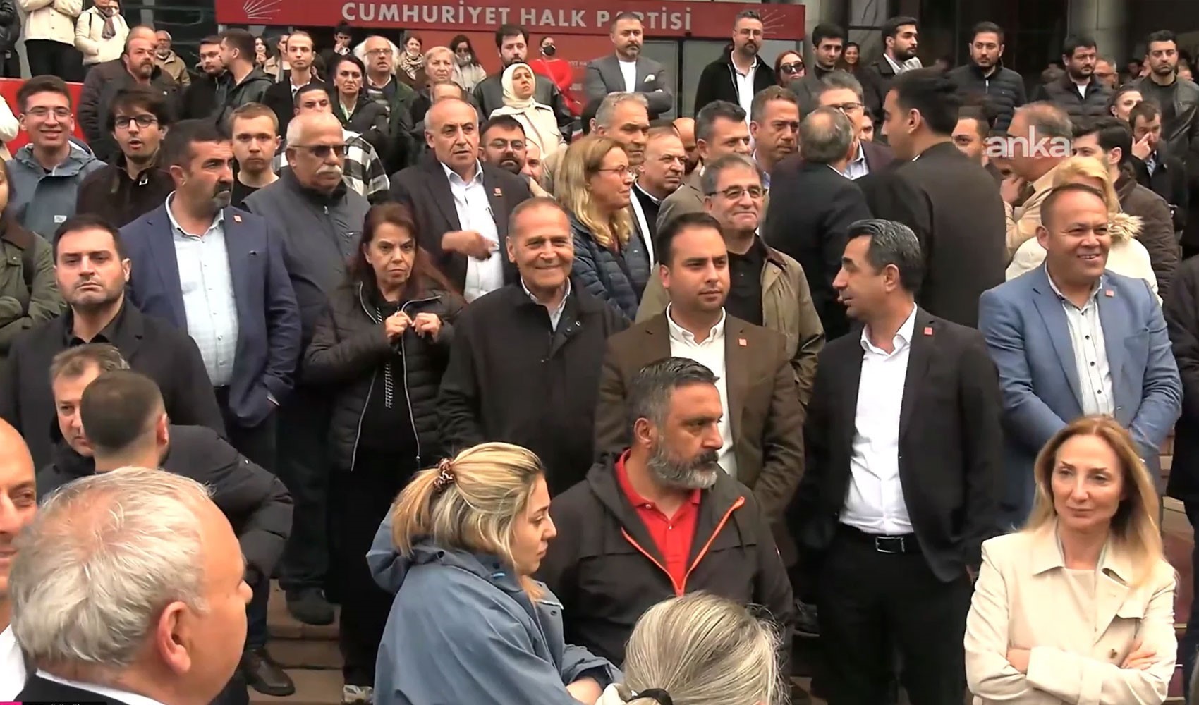 CHP Genel Merkezi önünde kalabalık büyüdü: Polis araçları sevk edildi