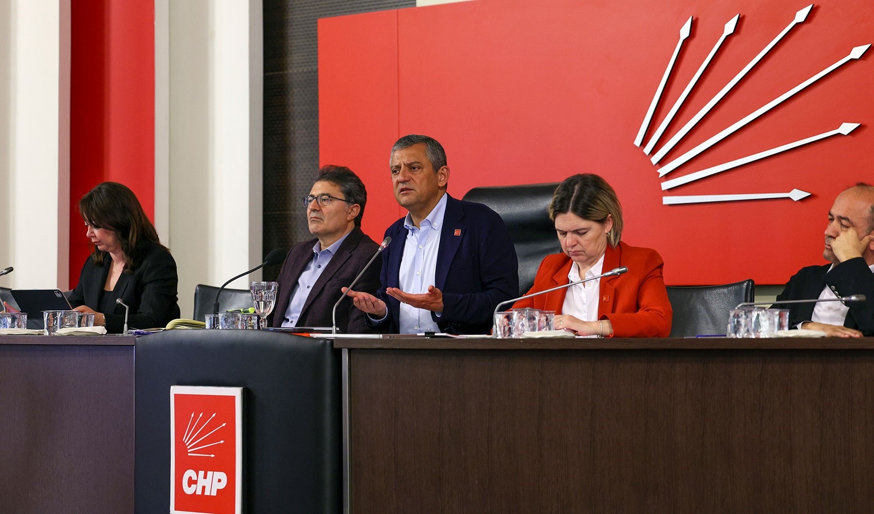 5,5 saatlik zirvenin perde arkası: CHP'de yeni parti kararı netleşti, gözler kurultay takviminde