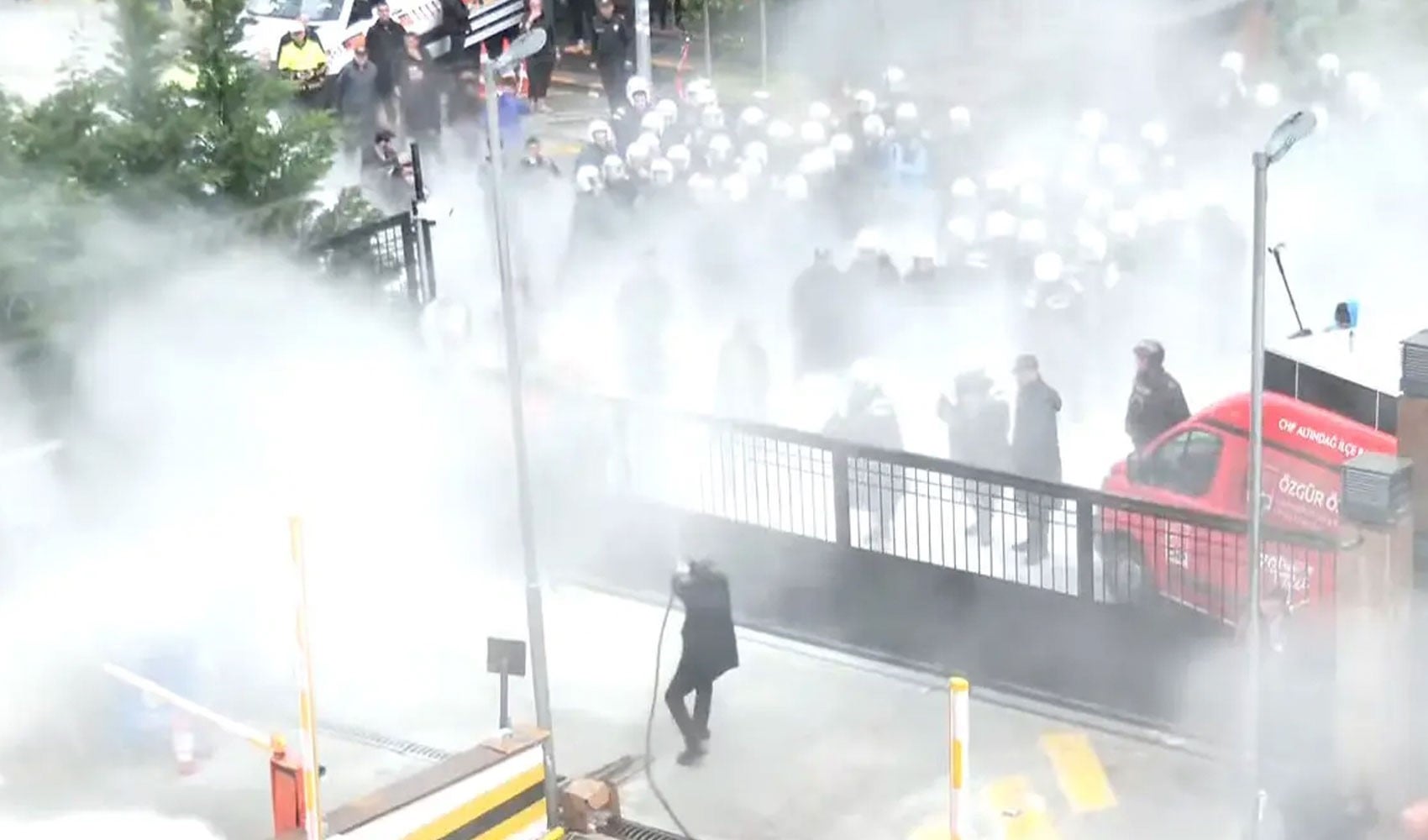 CHP Genel Merkezi'ne polis müdahalesi başladı!